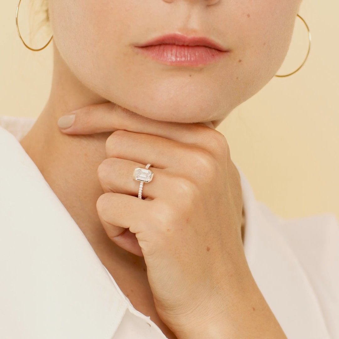 The Signature Bezel | Emerald | Platinum | bandAccent: Pavé | diamondOrientation: vertical | caratWeight: other