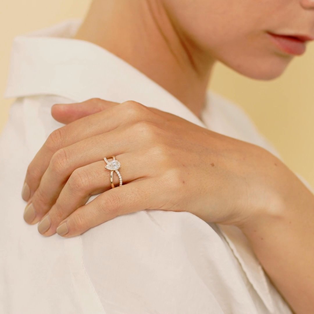 The Duet | Pear | 18k | White Gold | bandAccent: Plain | diamondOrientation: vertical | caratWeight: other