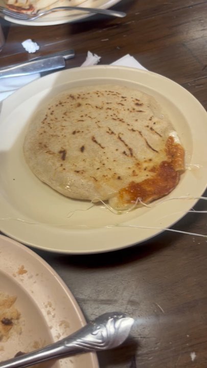 Los Molcajetes - Pupusas de queso y queso con loroco - Salvadoran Near Me - Los Angeles, California