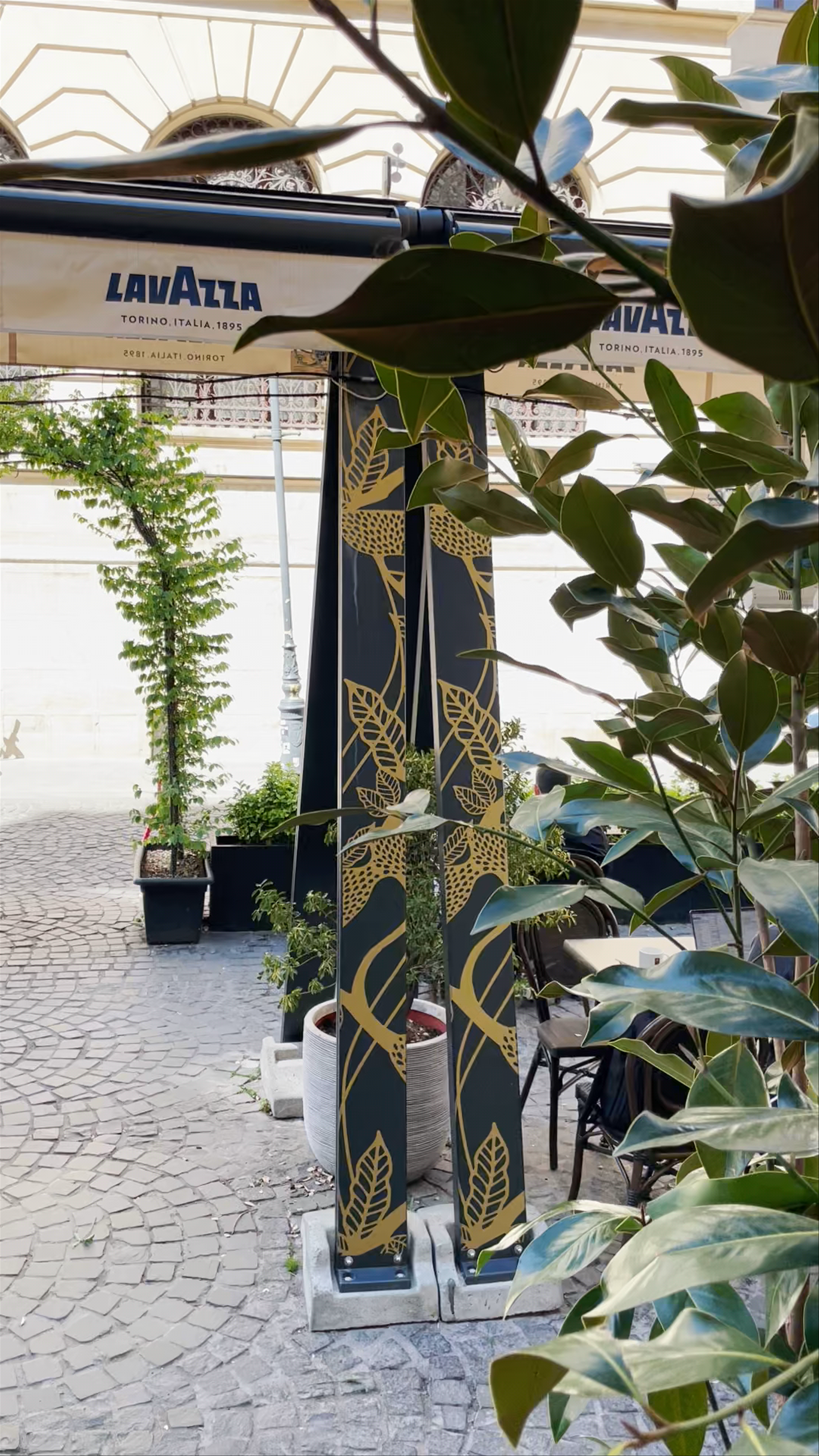 Grand Café Van Gogh: Charming Outdoor Café Experience in Bucharest