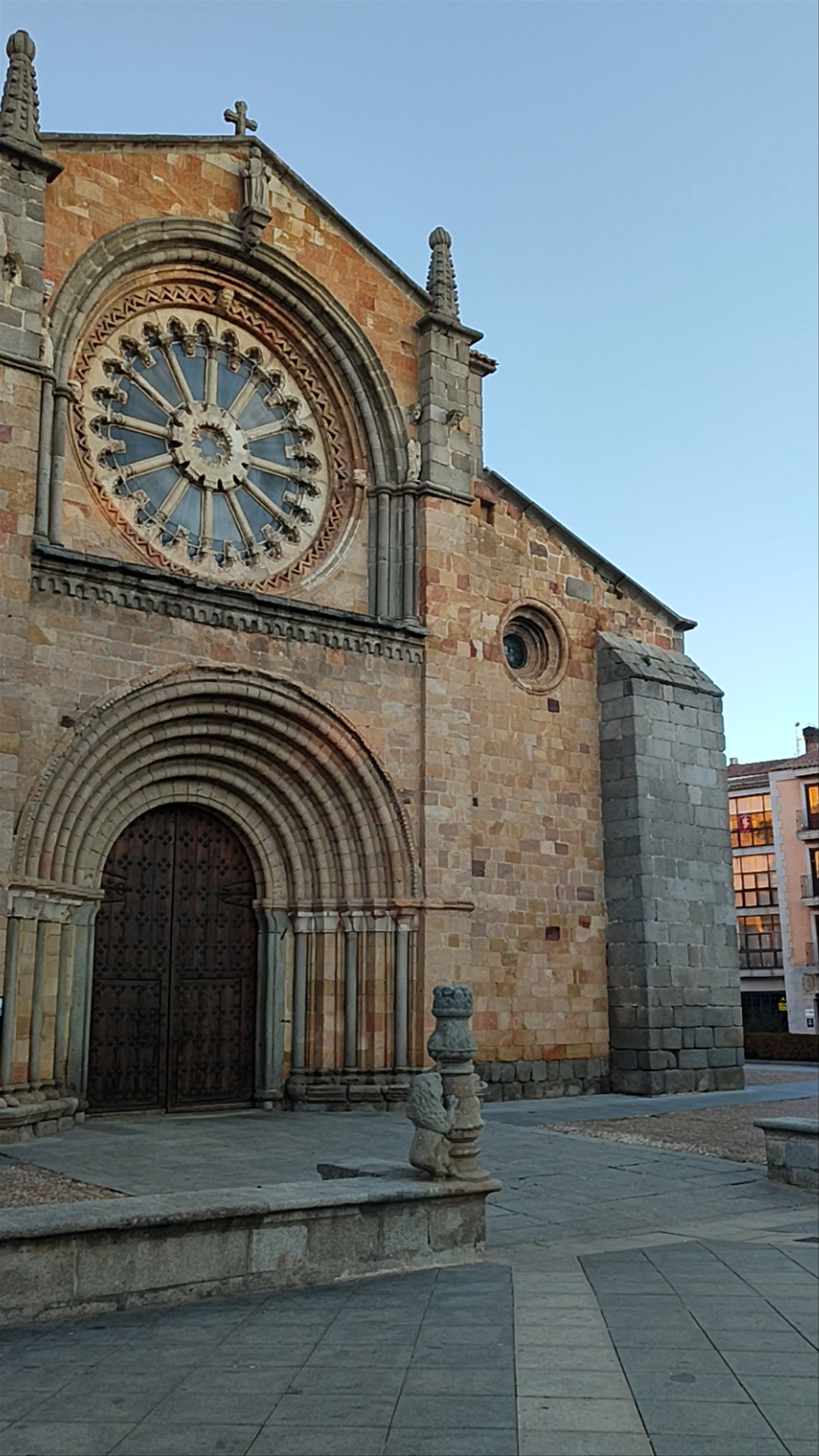 Iglesia de San Pedro Apóstol: Romanesque Grandeur in Ávila