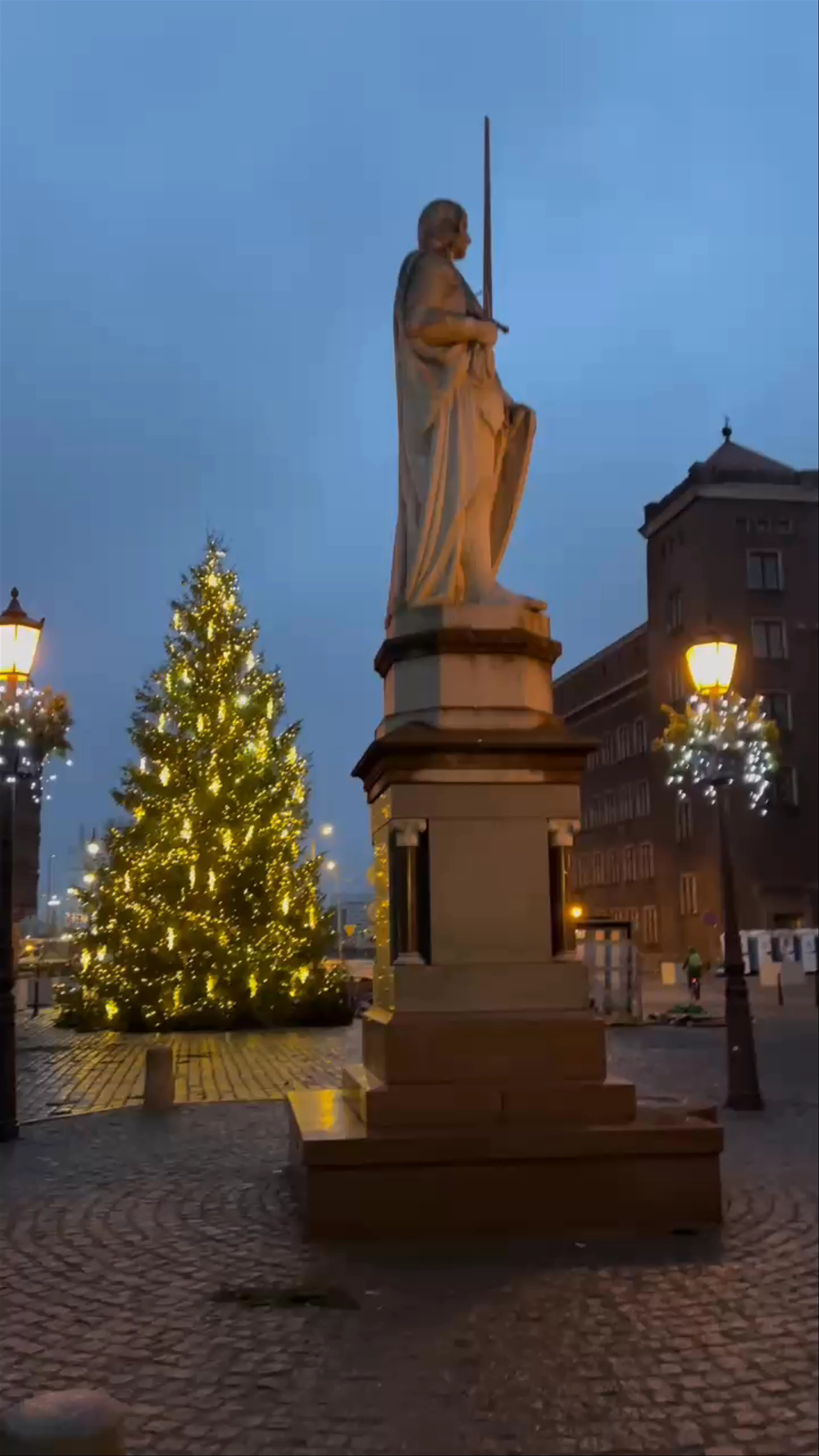 Rolanda Statue