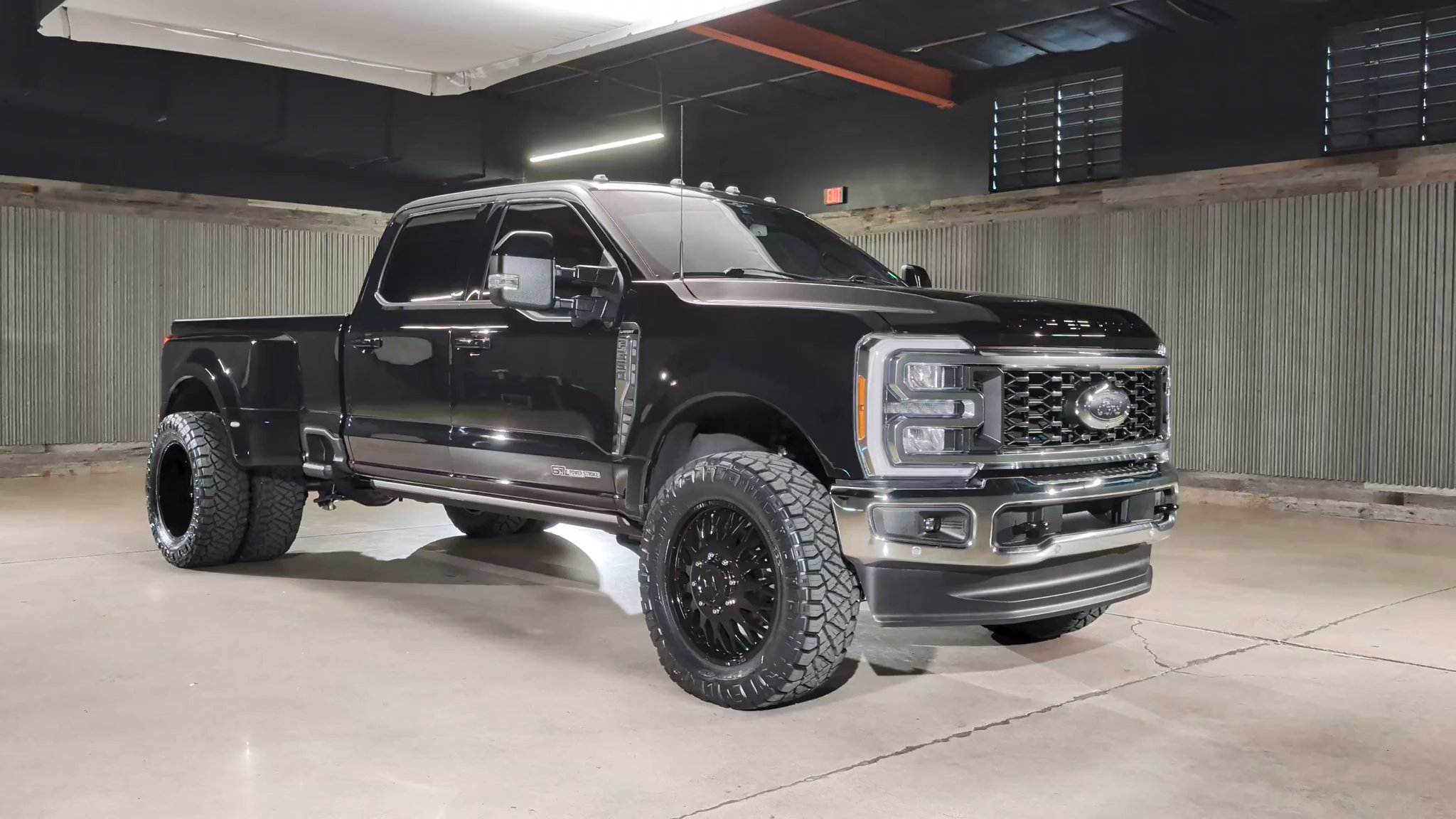 Lifted Trucks - #T33792 - 2023 Ford F-350 Super Duty Lariat Crew Cab
