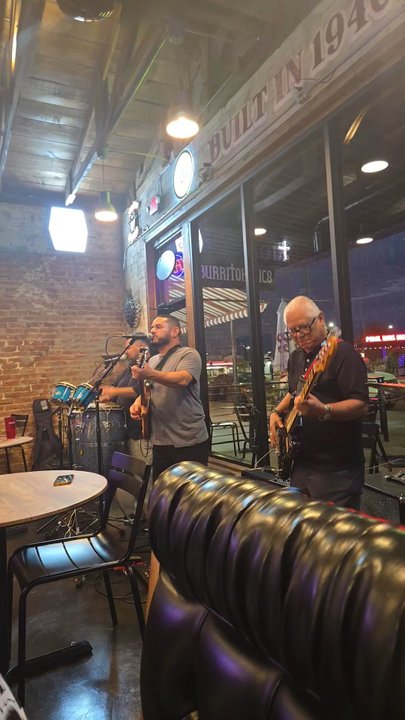 Burritoholics - Live band was great. Not sure if they regularly play at Burritoholics. Hopefully they do because I really enjoyed the band. - Beer Bar Near Me - Mesa, Arizona