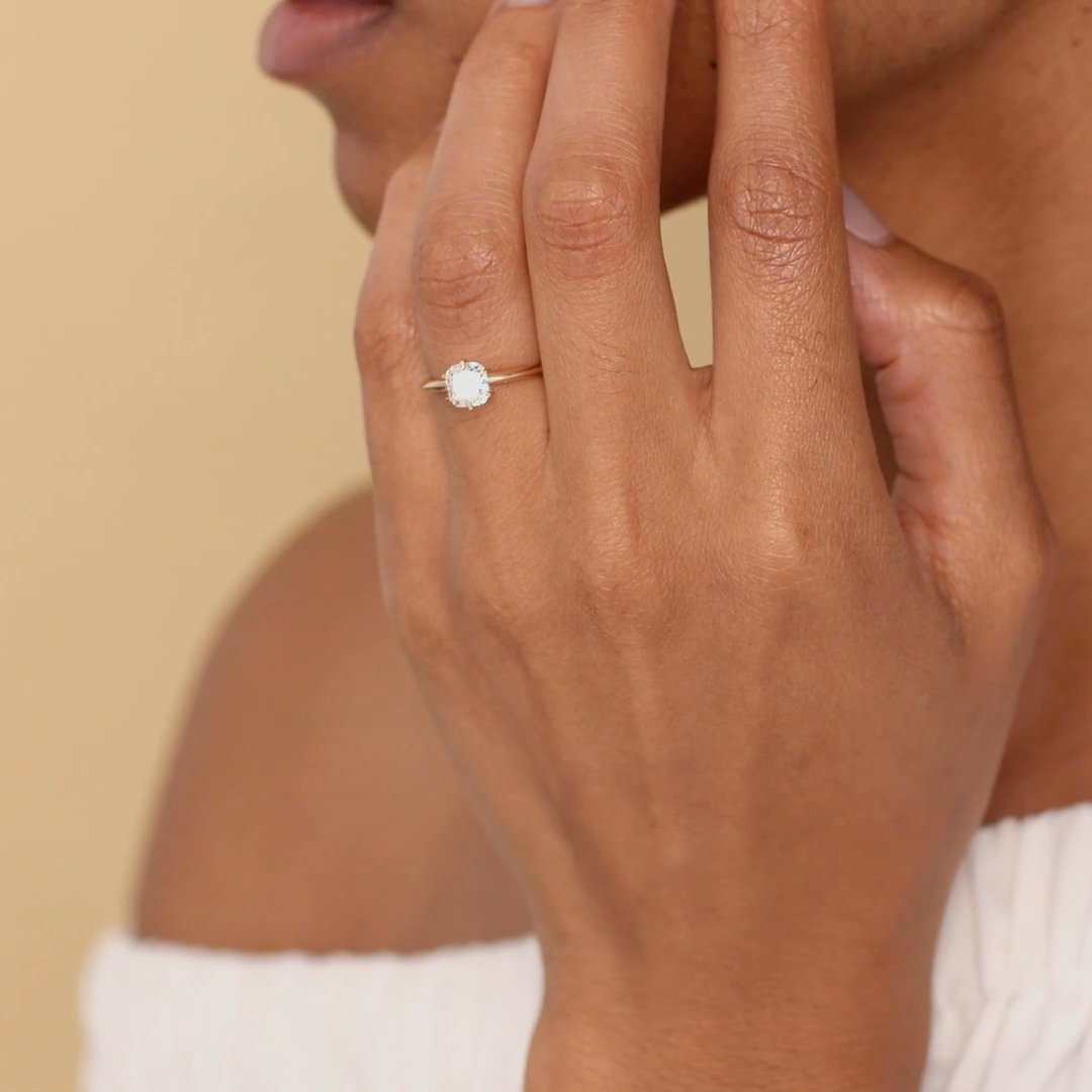 The Knife-Edge | Cushion | 18k | White Gold | bandAccent: Plain | hiddenHalo: no | diamondOrientation: vertical | caratWeight: other