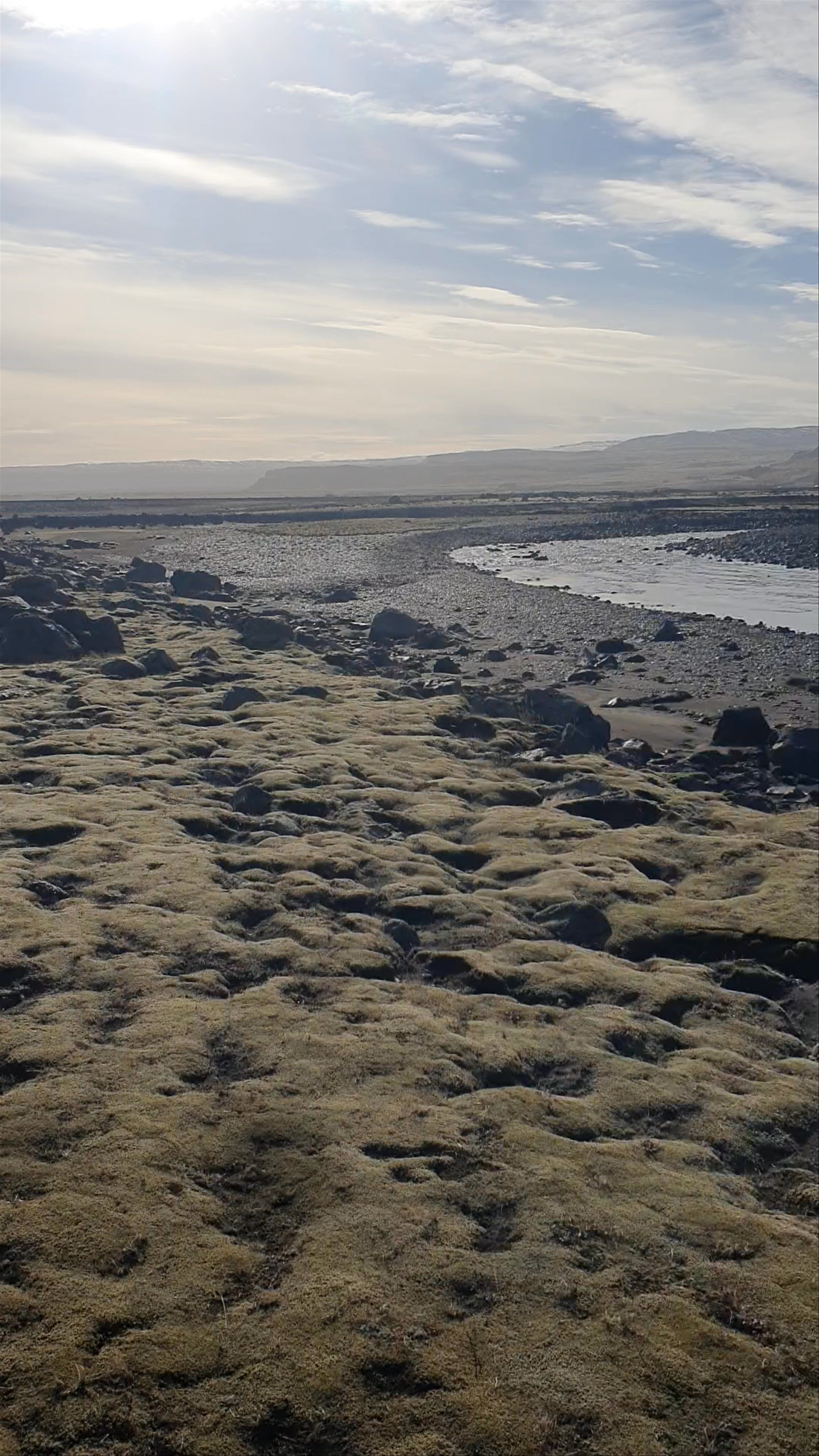 Kálfafell Parking: Serene Icelandic Wilderness by the River