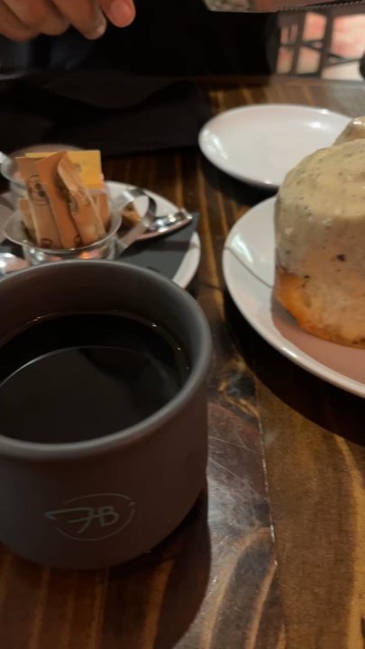 Full Belly - Cutting into the cinnamon roll - Breakfast & Brunch Near Me - Olmos Park, Texas