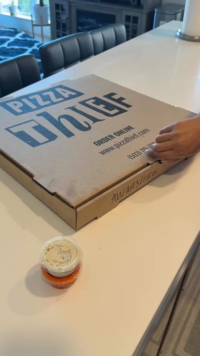 Pizza Thief - Opening the box - Pizza Near Me - Portland, Oregon