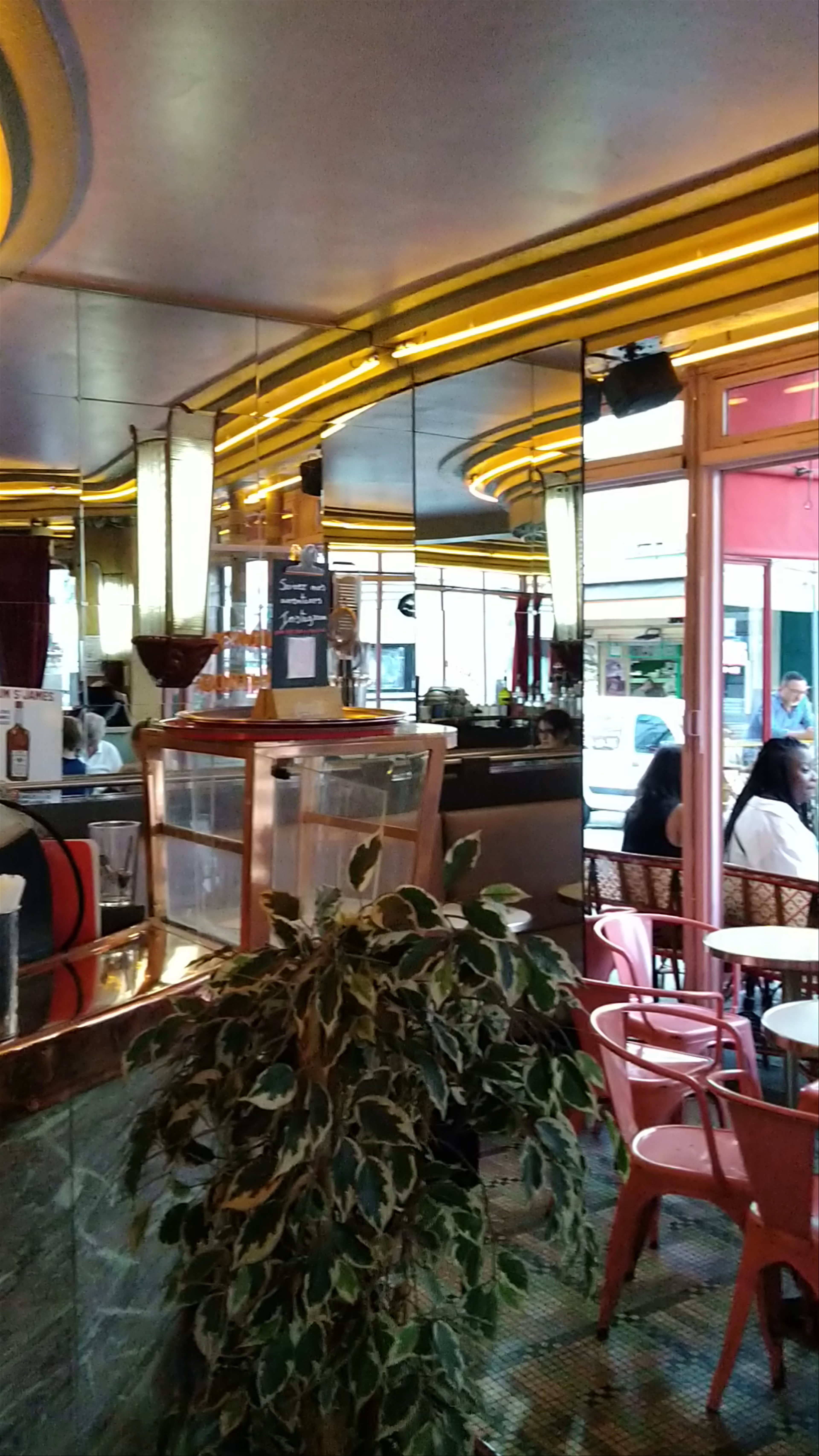 Café des Deux Moulins: Retro-Chic Parisian Vibes