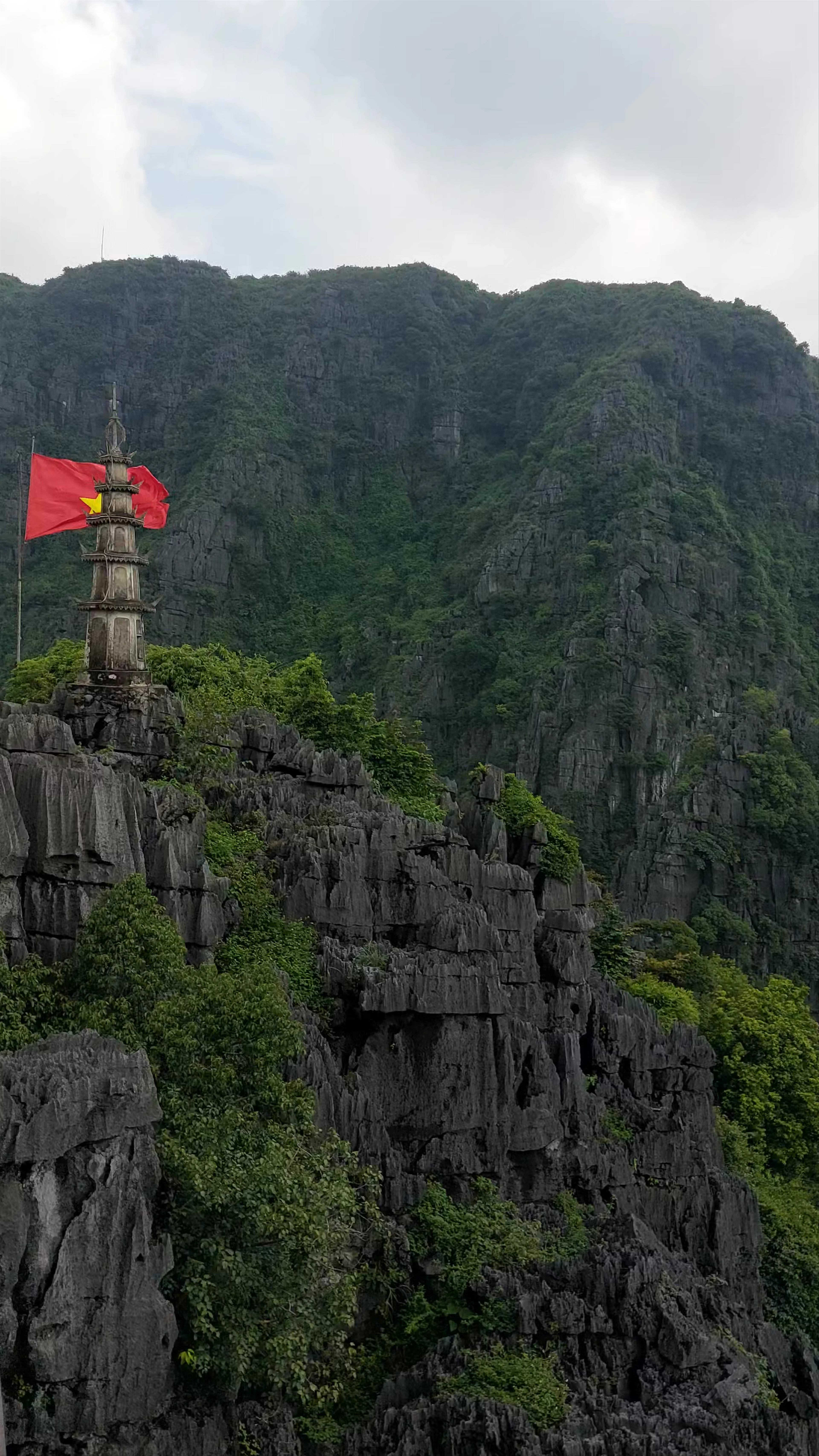 Núi Ngoạ Long (Lying Dragon Mountain)