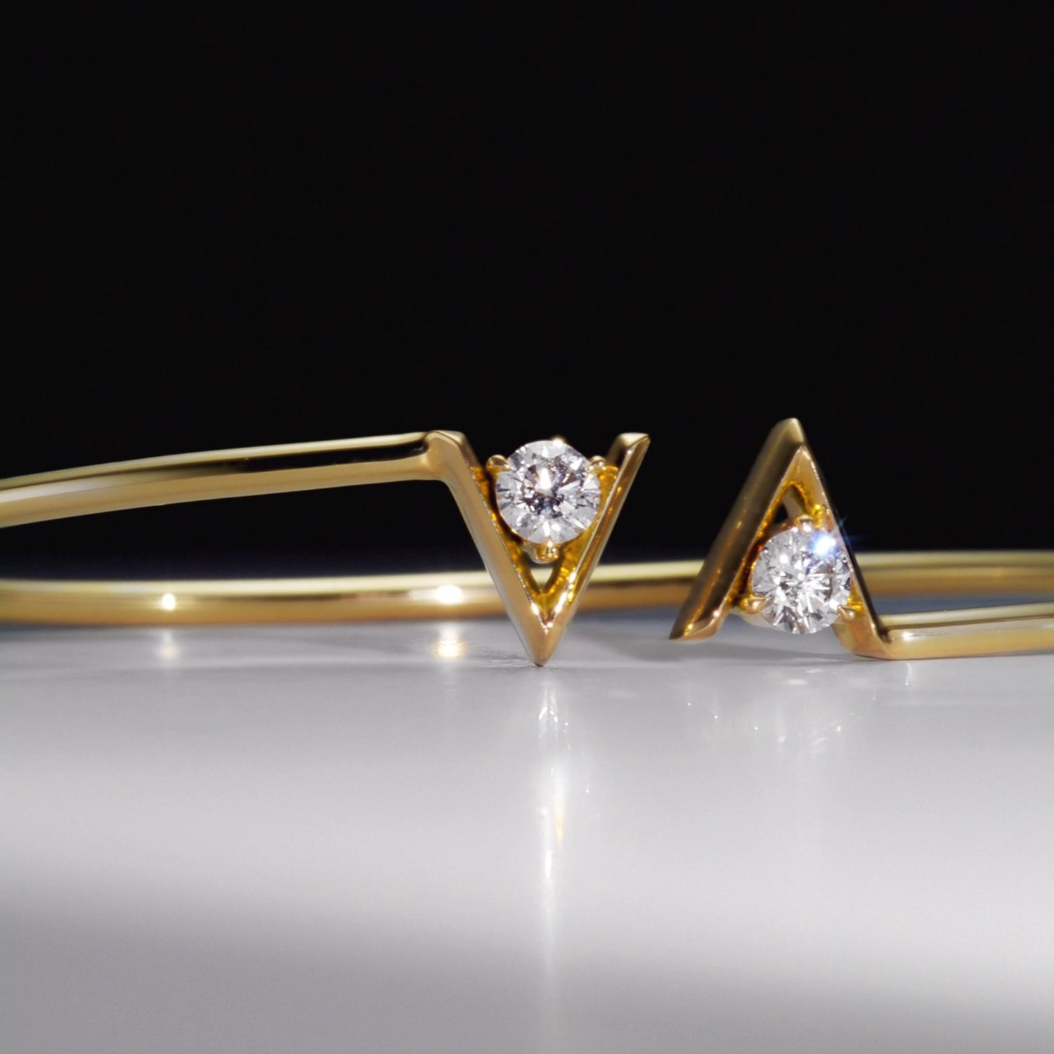 VRAI V Flex Bangle | Round Brilliant | 14k | Yellow Gold | size: Medium