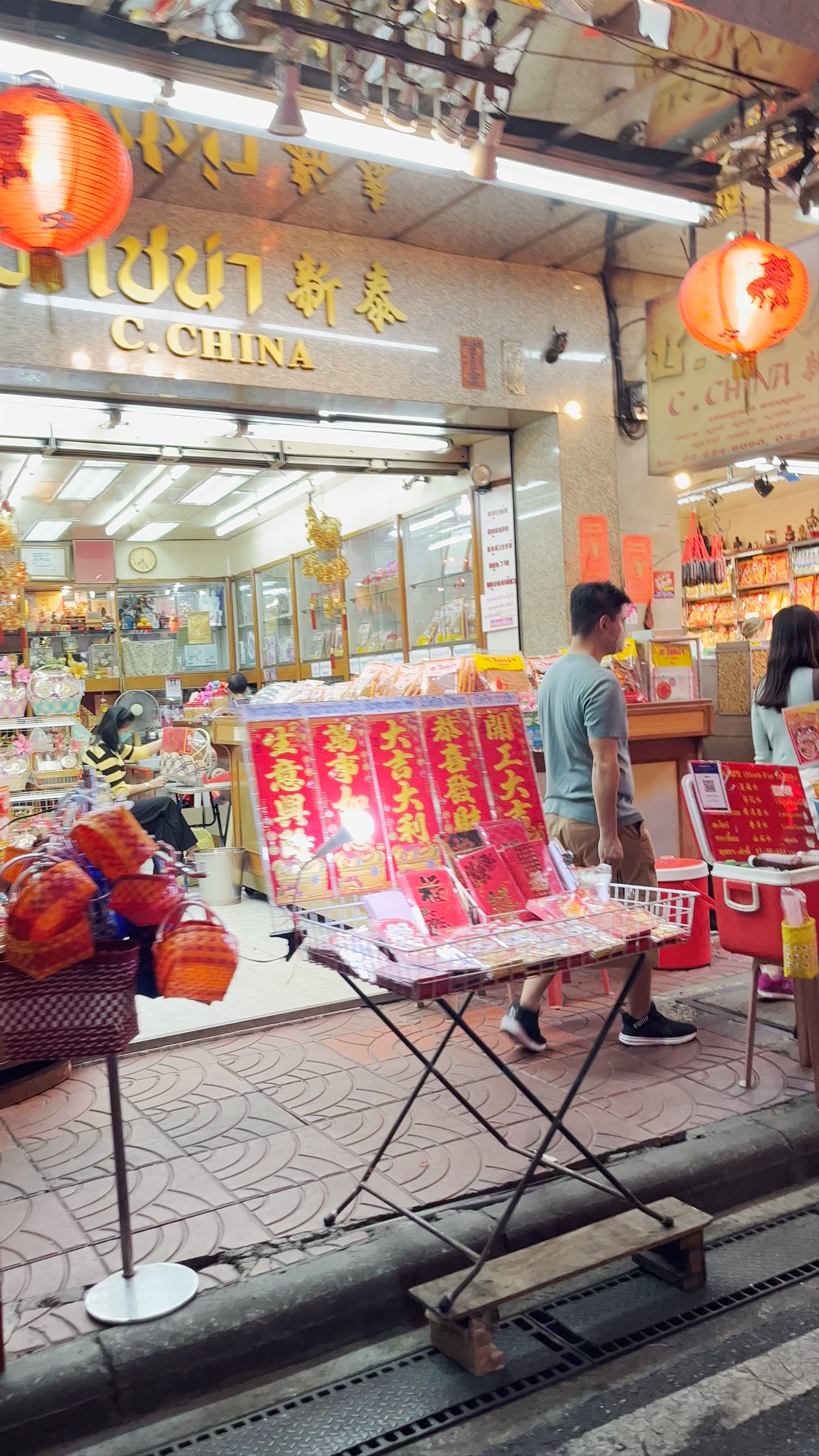 Night Stroll Through Chinatown Bangkok: Vibrant Street Market & Neon Lights