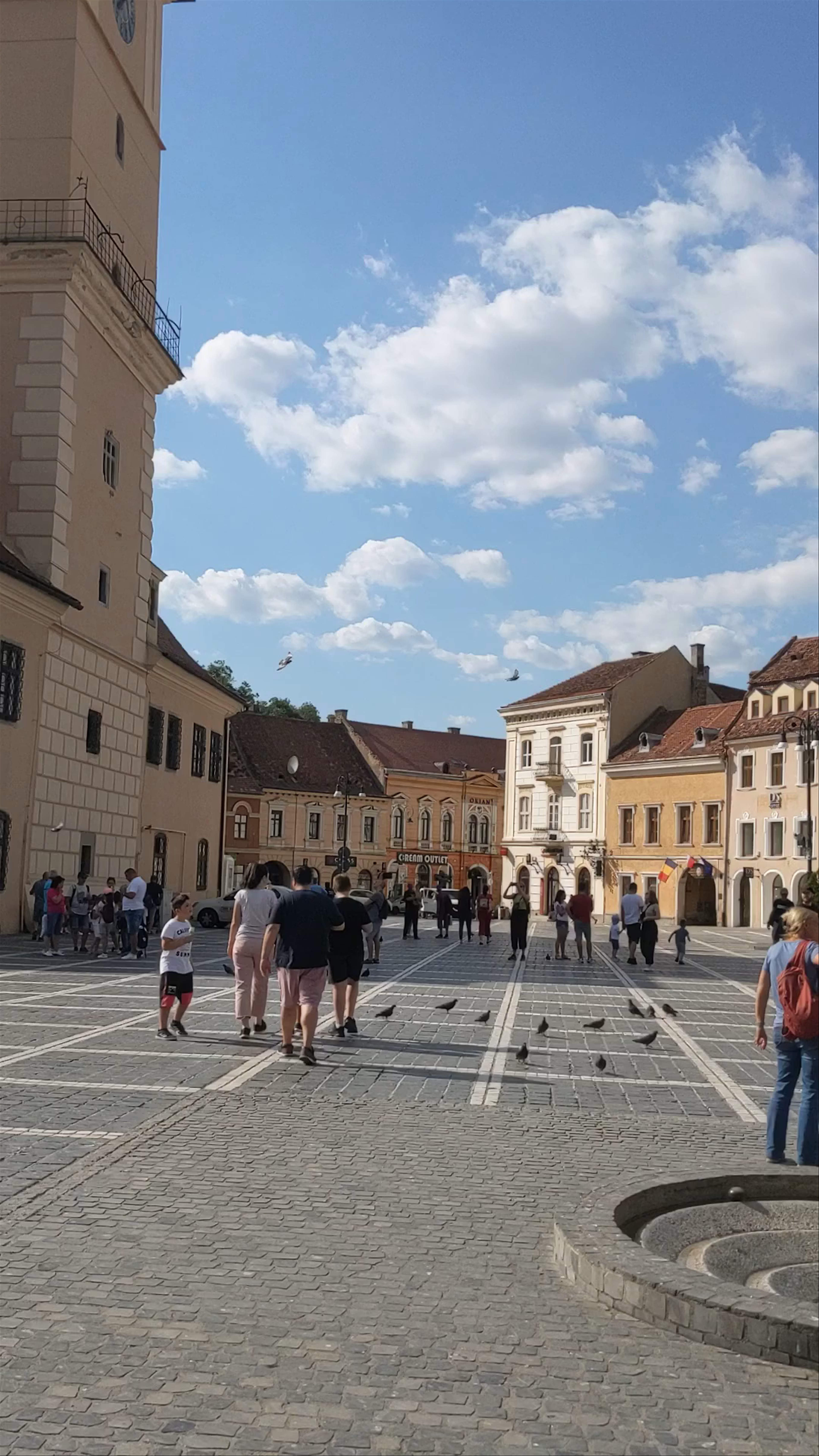 Piața Sfatului: Vibrant Heart of Brașov's Historic Center