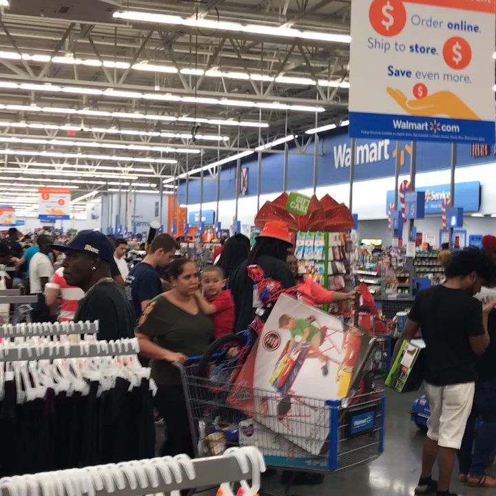 Walmart Supercenter - Es de verdad un descaro de los más grandes esto que hace Walmart de tener tantos clientes y tener más de la mitad de las cajas cerradas - Grocery Near Me - Miami, Florida