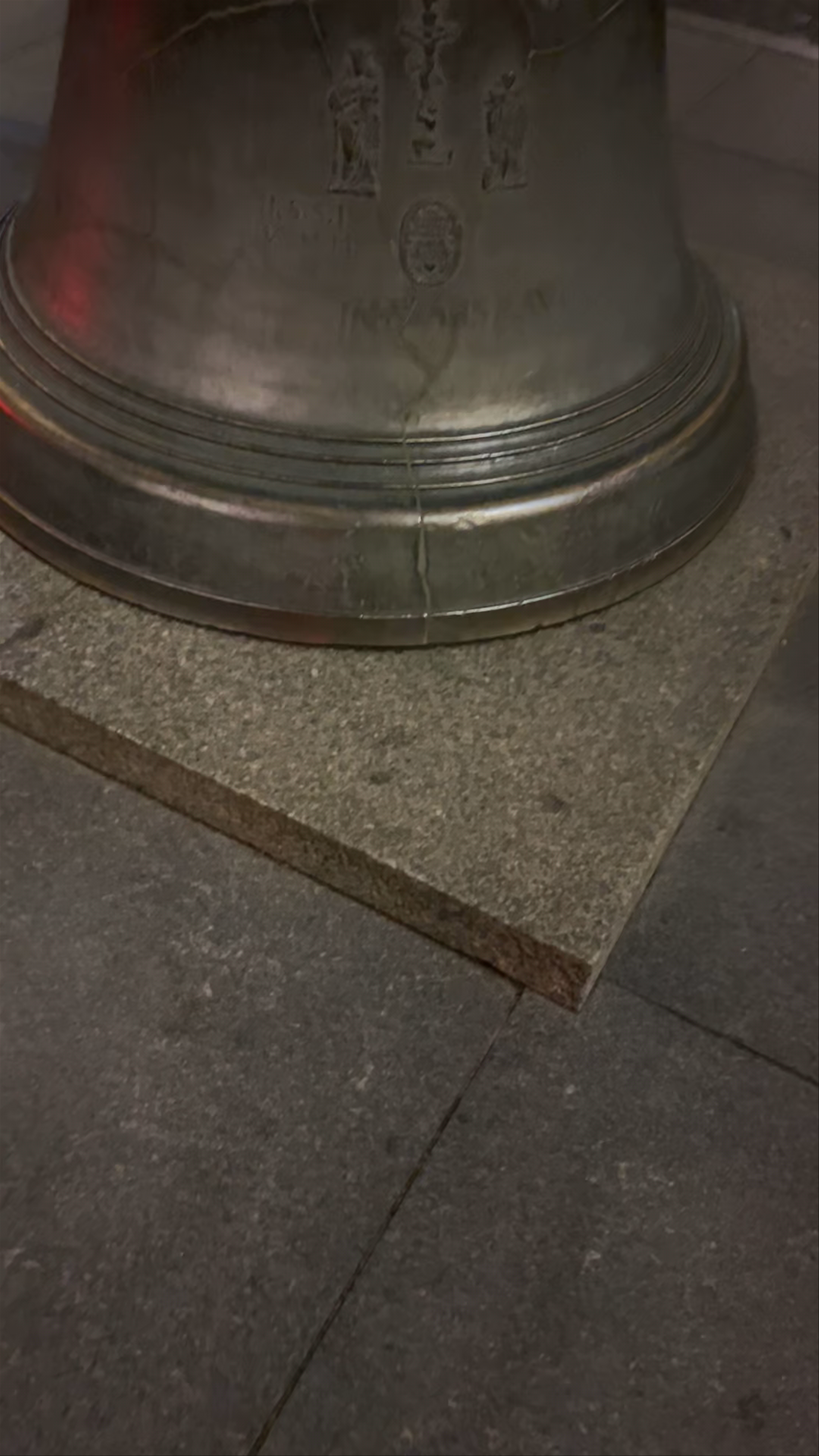 La Campana de Kanonia: Historic Bell in Warsaw's Kanonia District