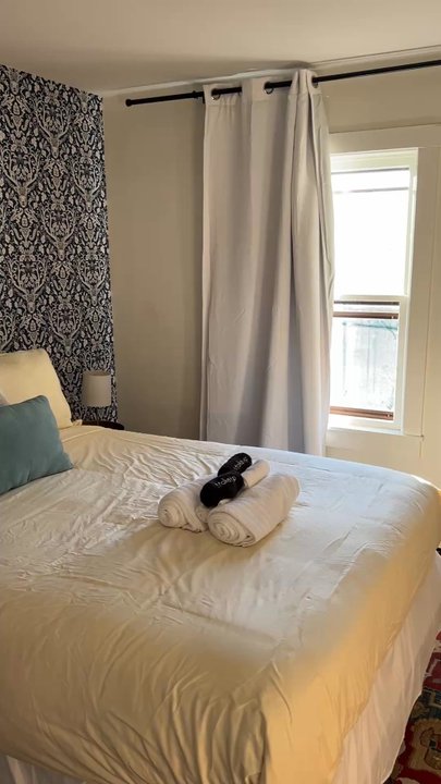 The Judges Mansion - Bedroom of room 4 - Guest Houses Near Me - Columbus, Ohio