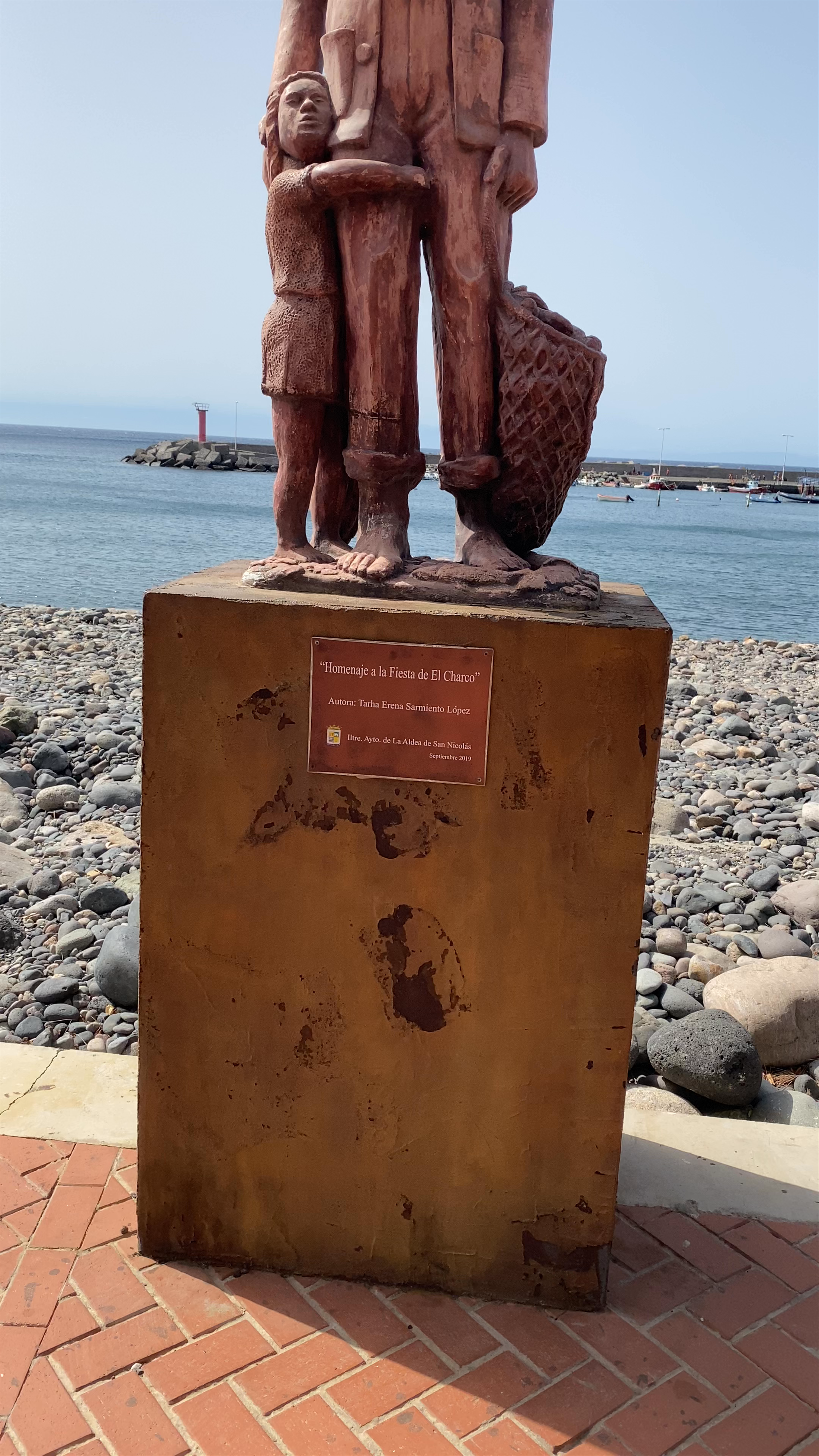 Serene Coastal Walk and Tribute Statue at Playa de la Aldea, Spain