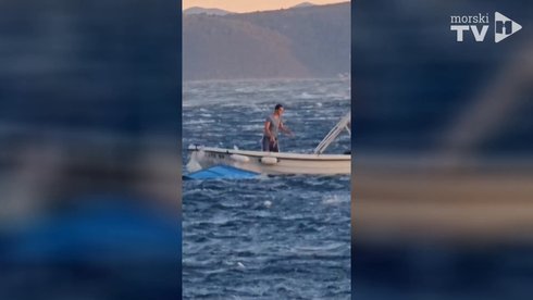 Bura u more odnijela mobilni toalet, pogledajte kako su ga spašavali!