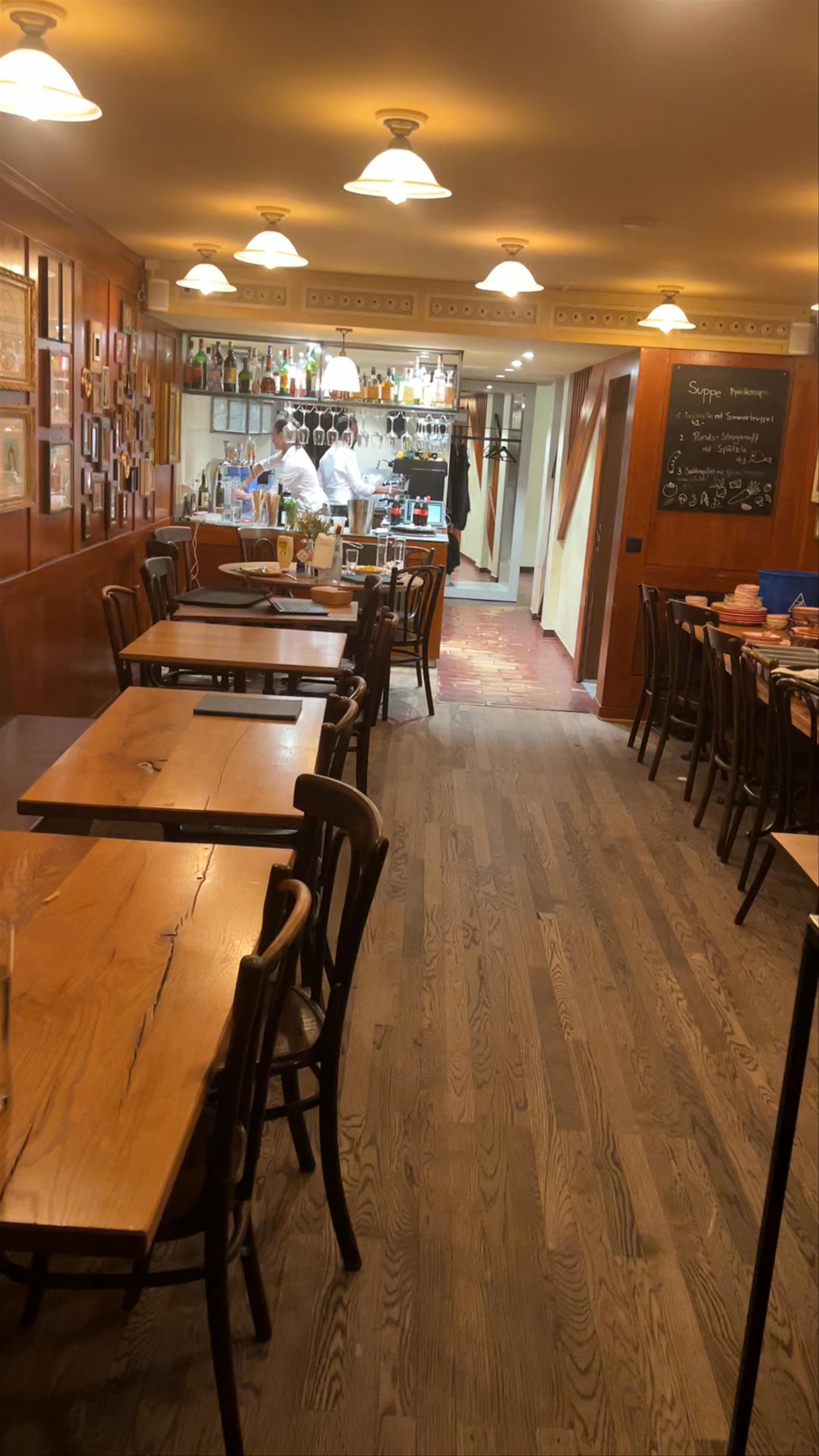 Wirtsstube Münsterhöfli: Cozy Dining in the Heart of Zürich