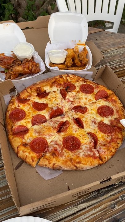 Mariner Pizza - This is the best I've had. The wing ate the house down. - Pizza Near Me - Myrtle Beach, South Carolina