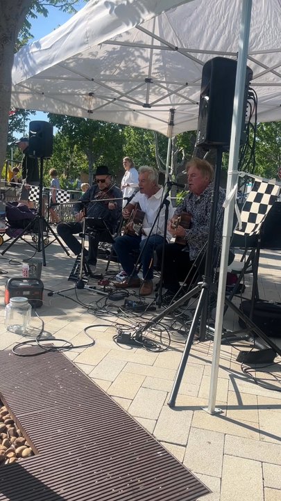 Gott's Roadside - Grab your food and enjoy free music on the third Wednesdays in the summer by the fire pit - American Near Me - Greenbrae, California