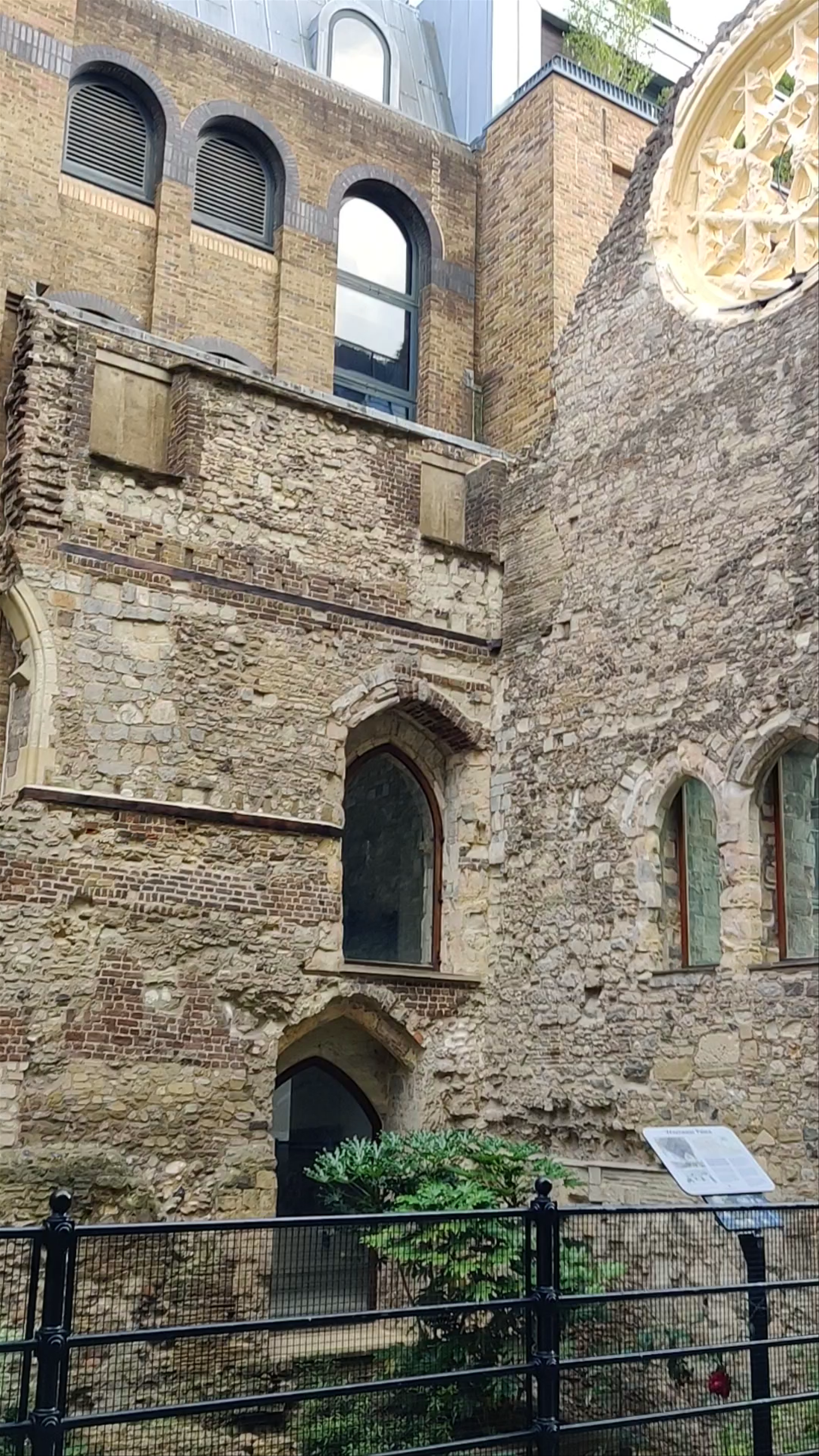 Winchester Palace Ruins: Historic Serenity in London's Heart