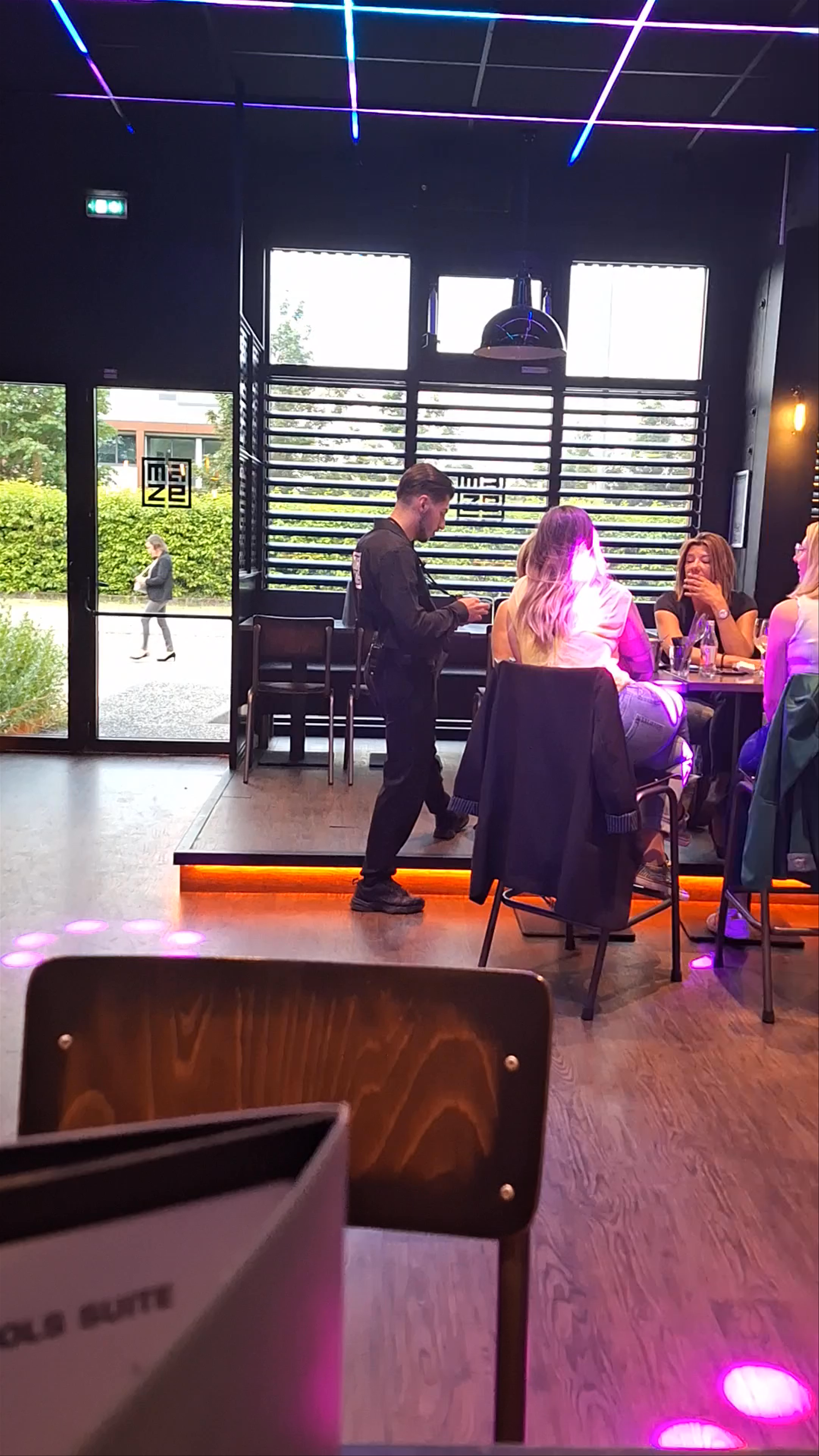 The Maze: Trendy Resto-Bistro-Club Vibes in Limonest, France