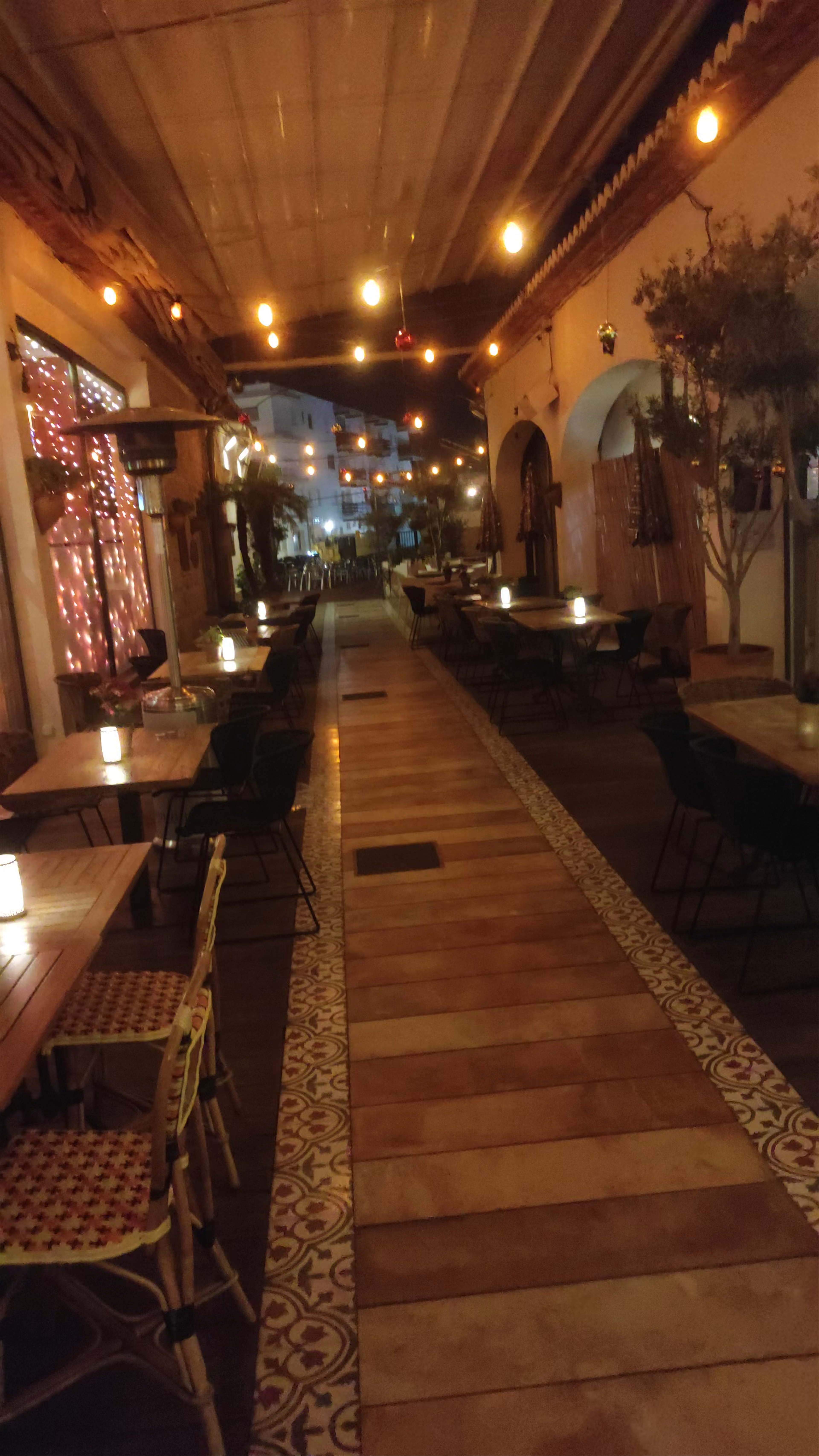 Chabada: Cozy Nighttime Dining in Jávea, Spain