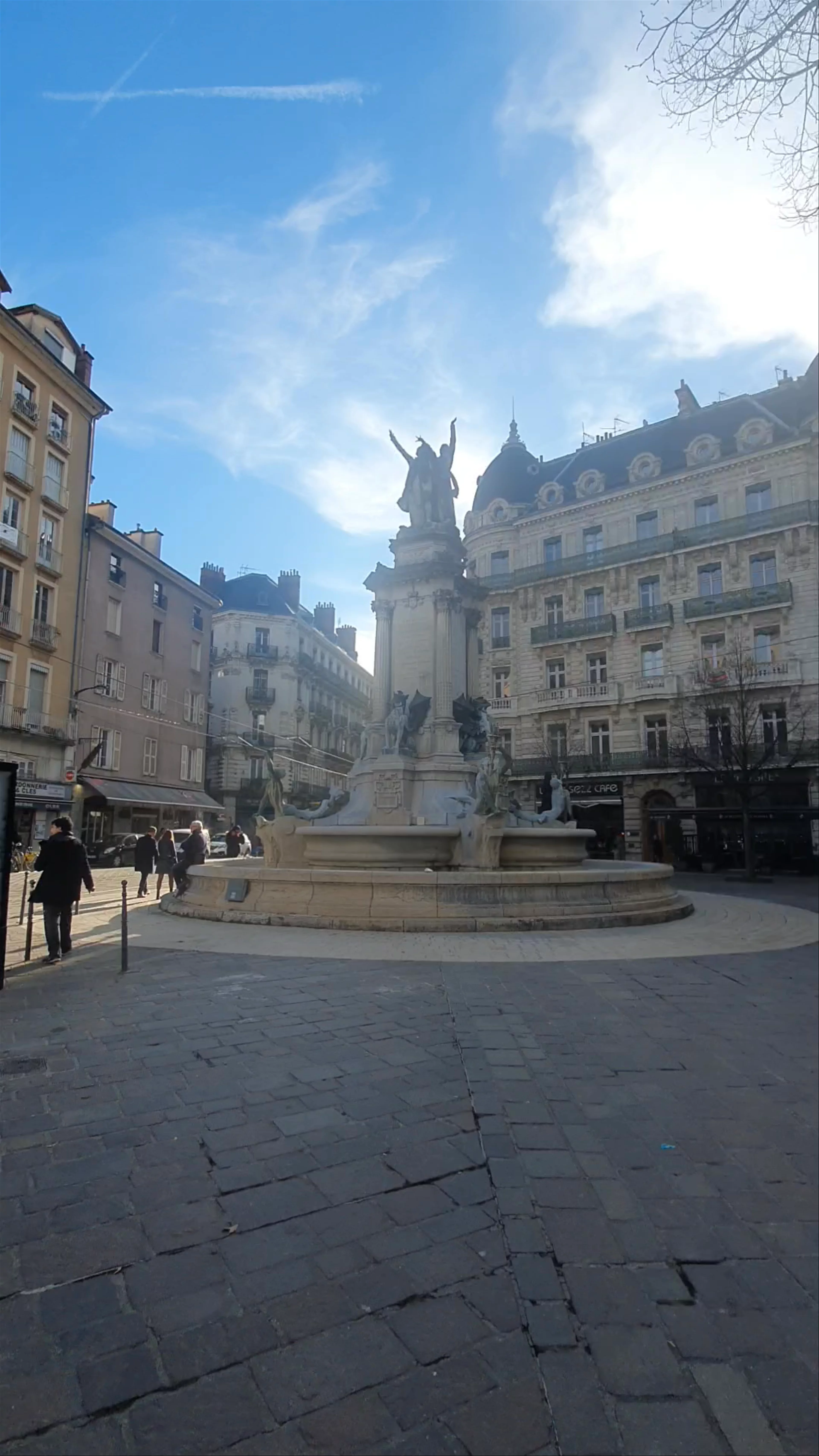 Fontaine des Trois Ordres, Place Notre Dame