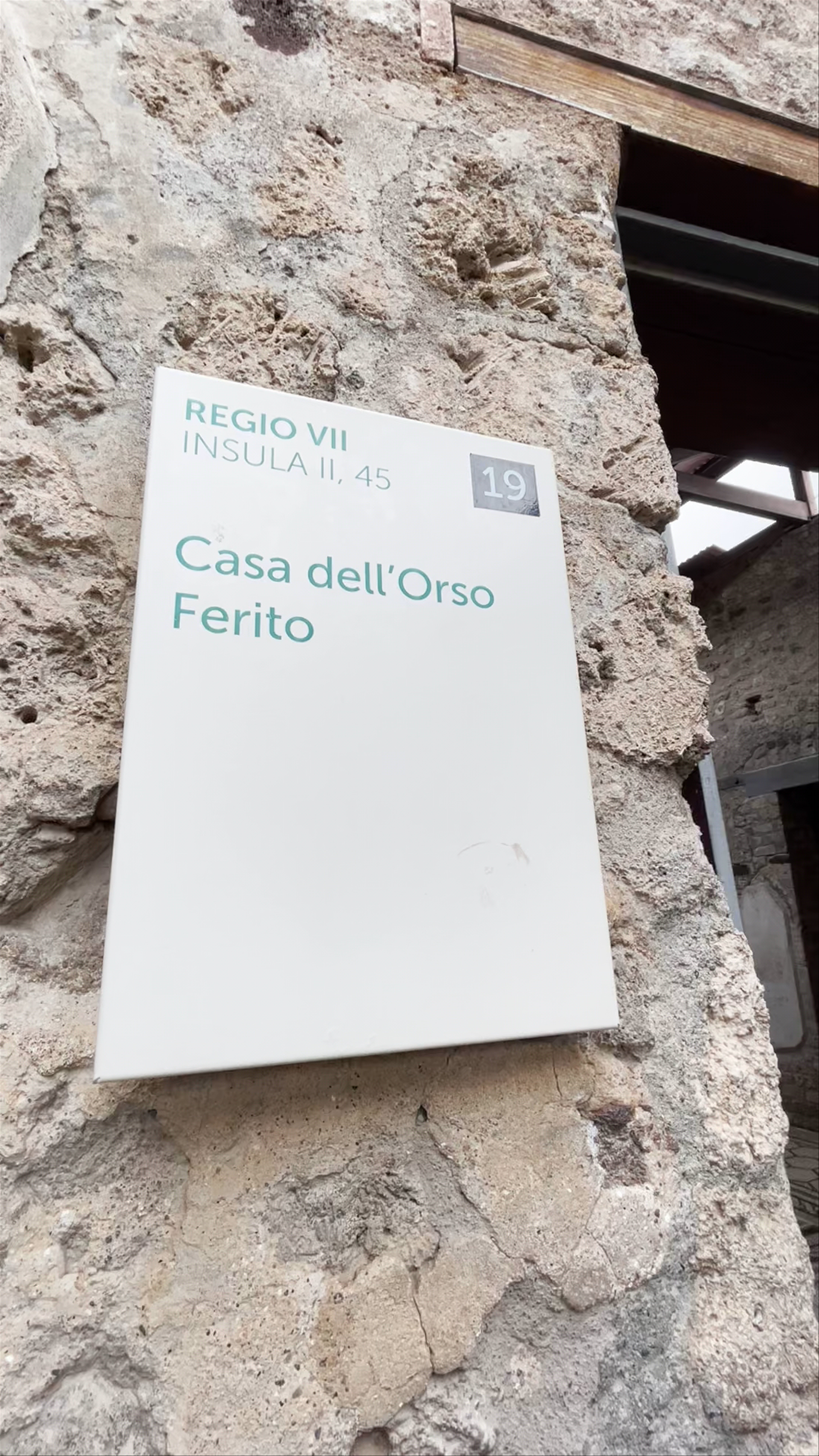 Casa dell'Orso Ferito: Ancient Home in Pompeii's Timeless Ruins