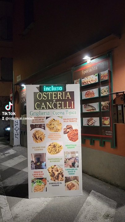 Osteria di Cancelli - Cartellone con piatti posta all'ingresso dell'osteria - Italian Near Me - Iseo, BS