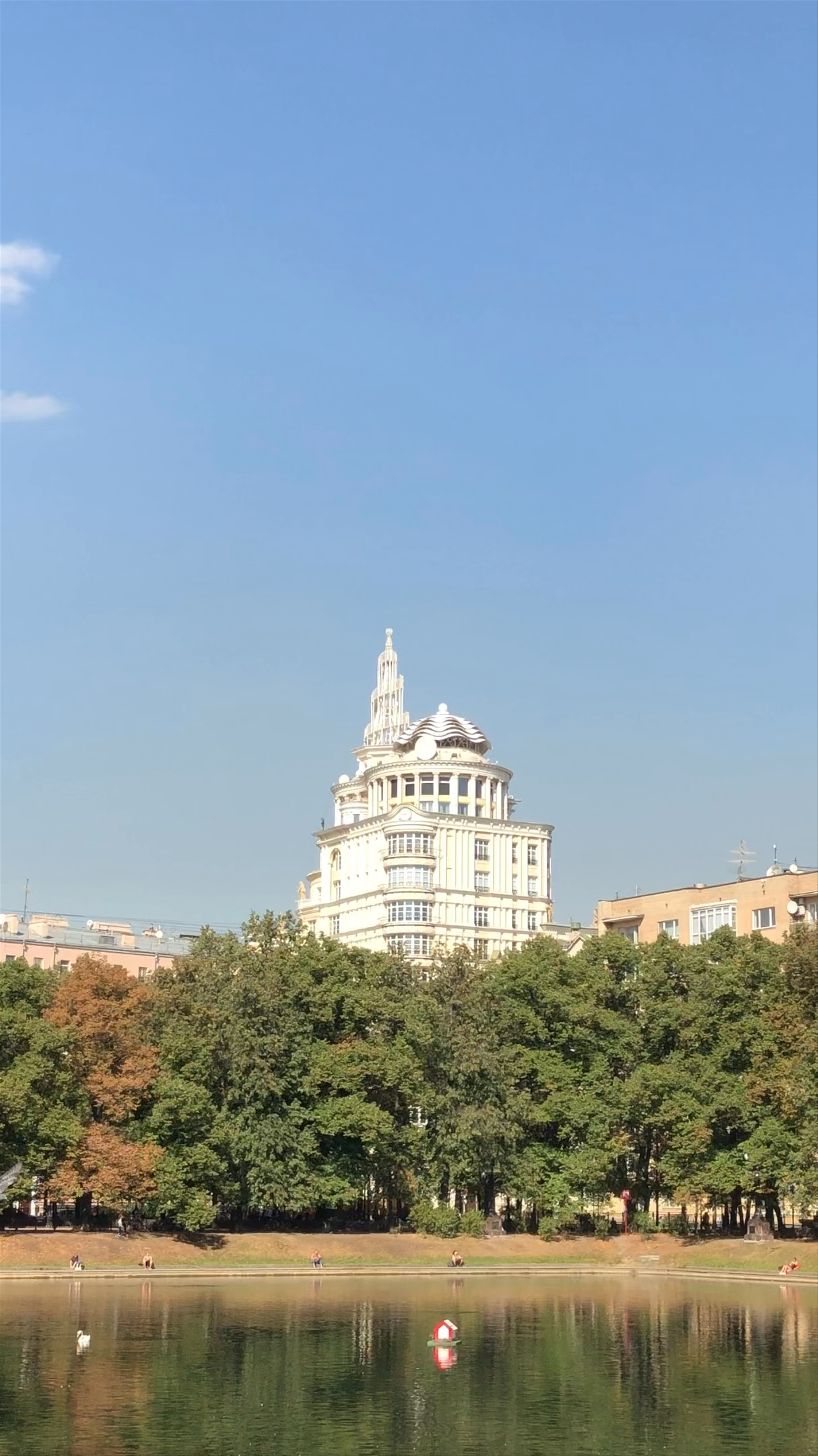 Patriarch's Ponds: Tranquil Urban Oasis in Moscow