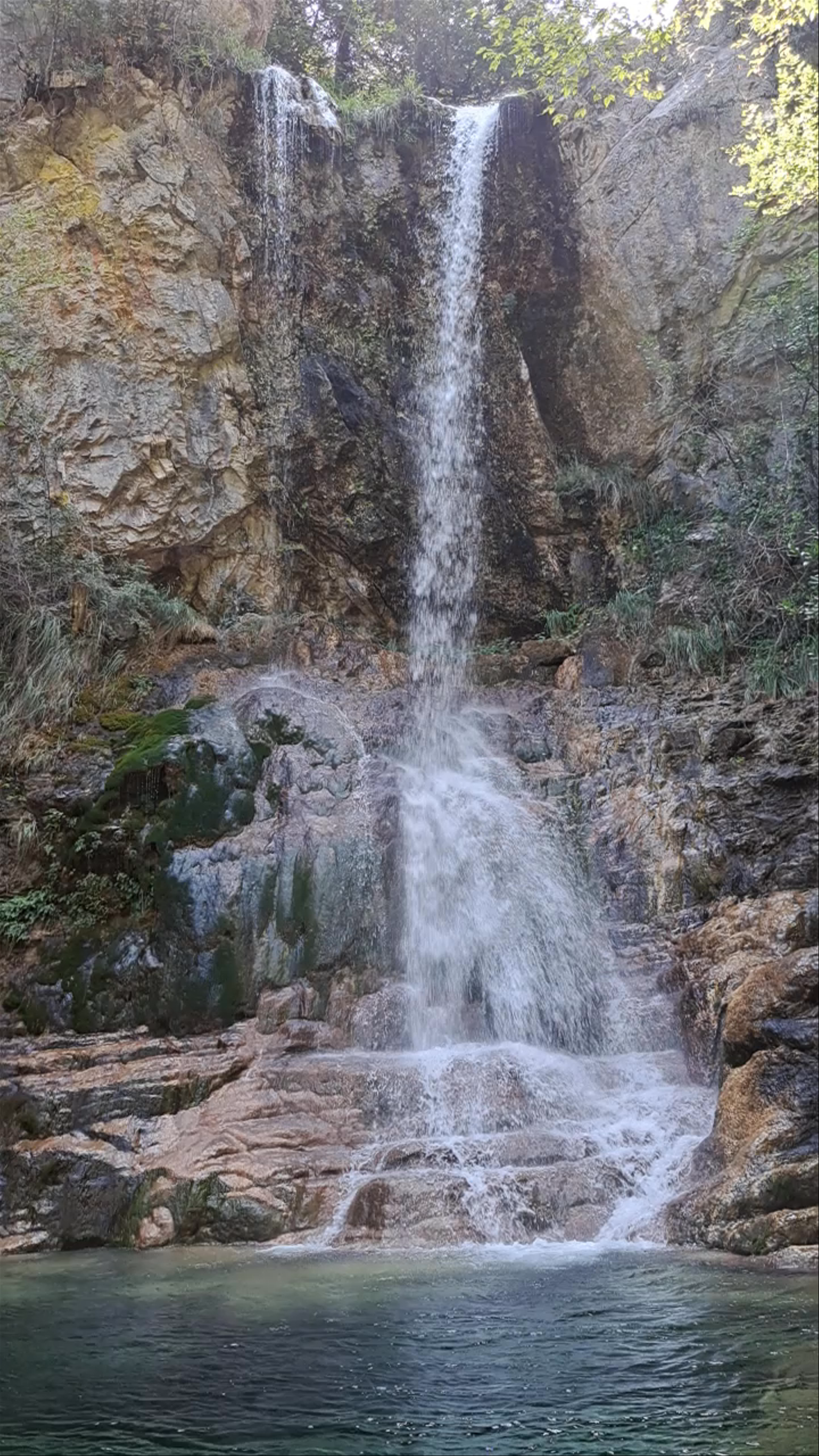 Κόκκινος βράχος (Καταρράκτης)