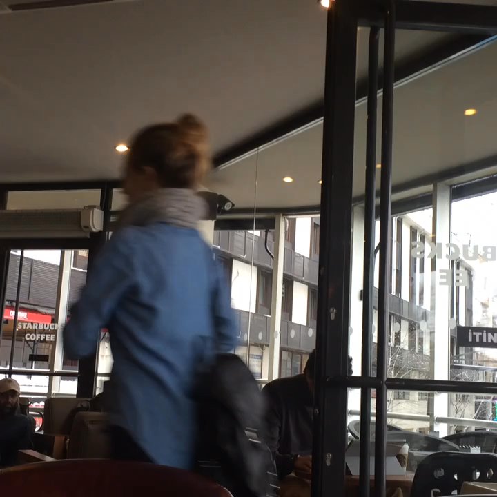 Starbucks - Üst kat; hem oturma hem de çalışma alanı bol. Dışarıda balkon da var. Manzara ferah. - Coffee & Tea Near Me - Istanbul, 34