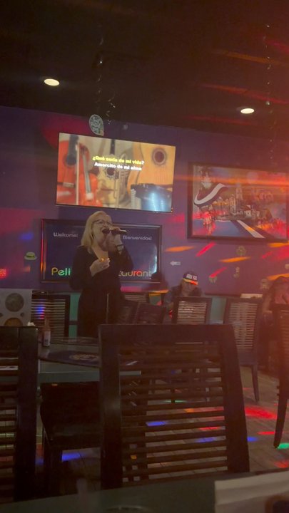Pelicano Restaurant - Fri-Sun karaoke nights, algo aguato con entretenimiento y unos drinks. Ambiente positivo!! - Seafood Near Me - Arleta, California