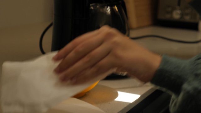 Cerca de una niña pone un filtro en una máquina de café