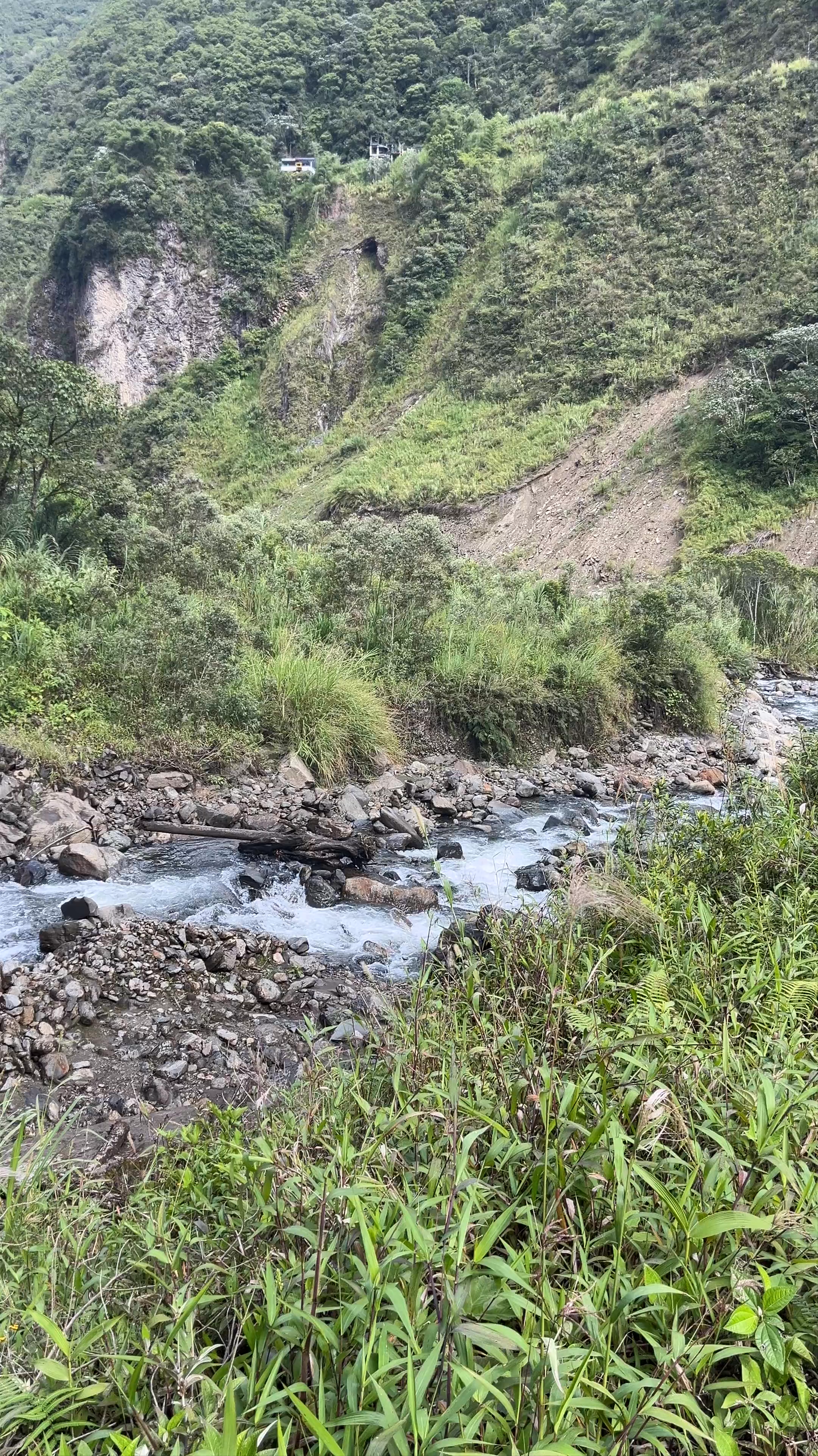 Cascada Manto de la Novia: Majestic Waterfall Experience in Agoyán, Ecuador