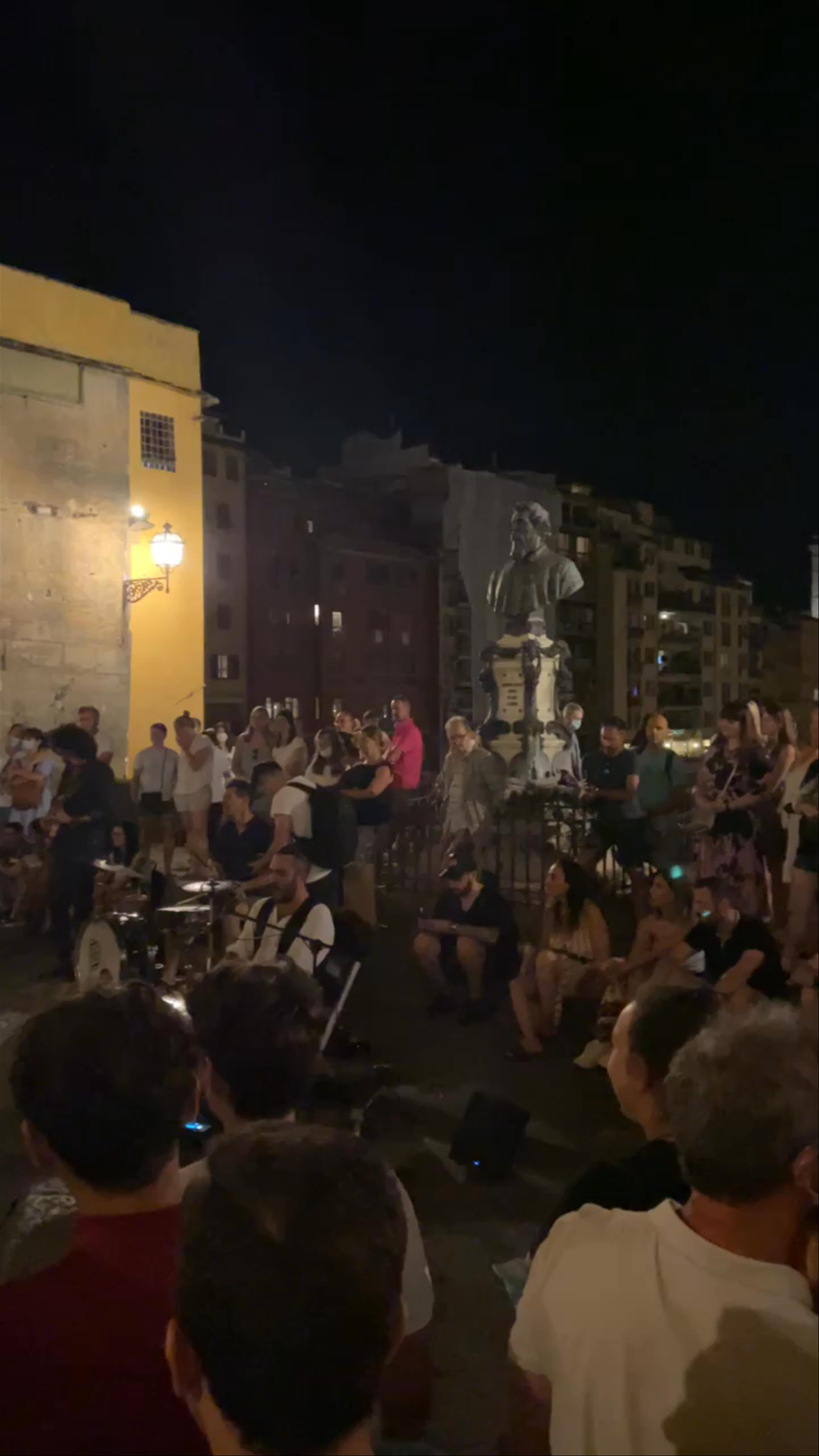 Evening Vibes at Ponte Vecchio, Florence: Nighttime Street Music & Crowd