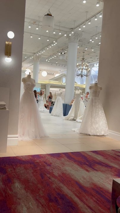 Video carousel 2 of 7 with ID hyiuWioa8rAKy814AhLD2w for Kleinfeld Bridal