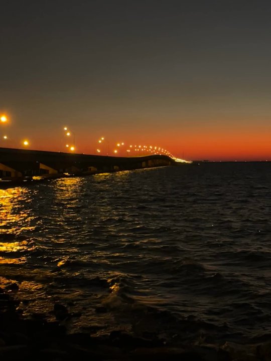 Gandy Bridge - Breathtaking sunset alongside the bridge - Landmarks & Historical Buildings Near Me