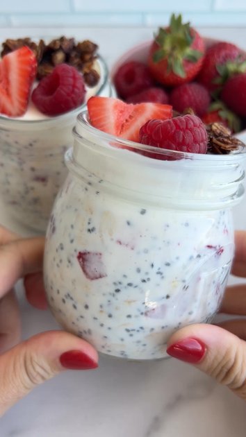 HIGH PROTEIN BREAKFAST MEAL PREP IDEA #5: Strawberry &amp; Raspberry Overnight Oats🍓💪 | alicelovesbreakfast