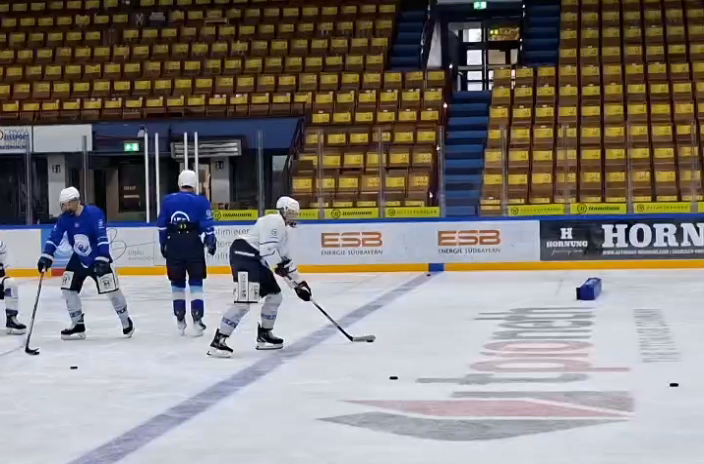 Luca Steinle: Mastering Offensive Skills on the Blue Line  with on tee