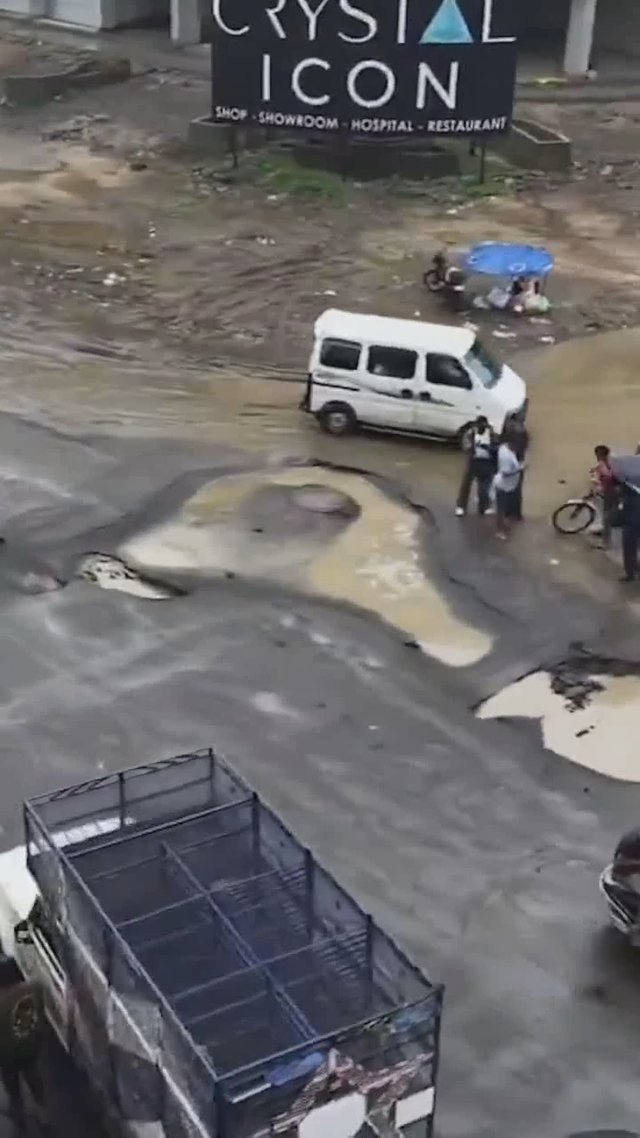 सूरत की सड़कों का ये क्या हाल!