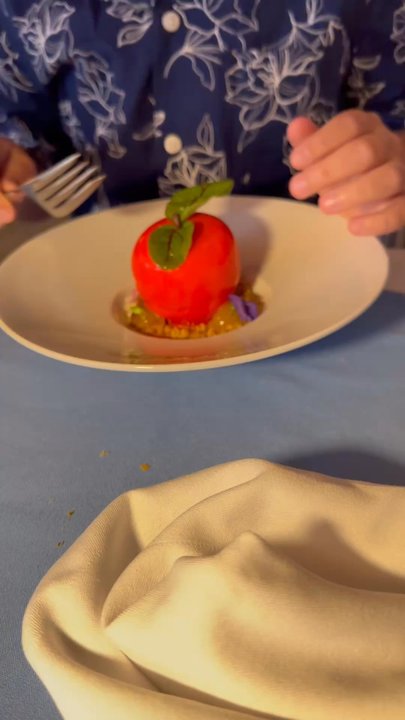 Chianti - Cutting open the "famous Apple" - New American Near Me - Mackinac Island, Michigan