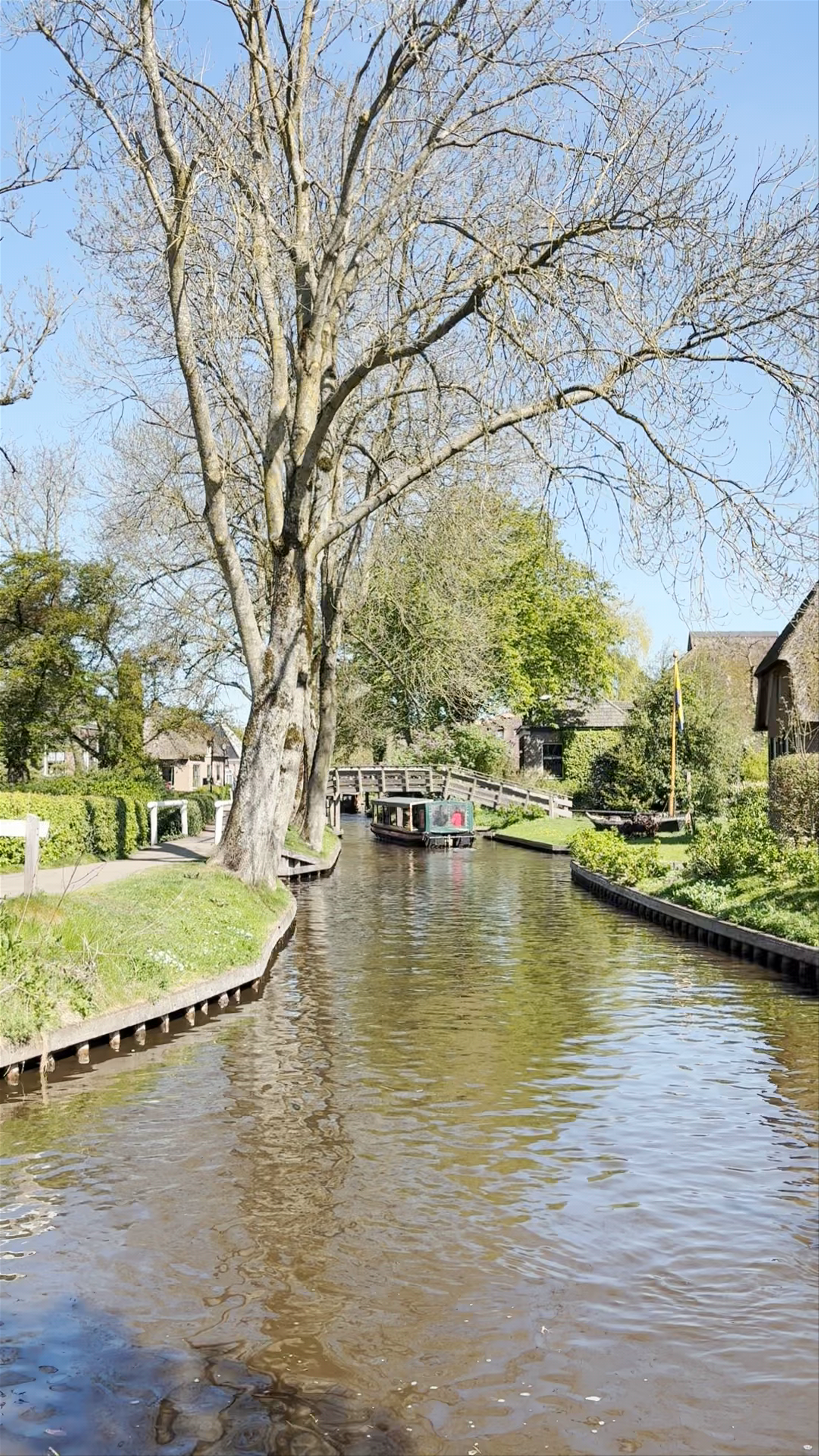 Serene Eco Boat Tours in Giethoorn – The Venice of the North