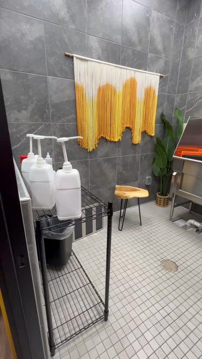 Hollywood Feed - This is one of two private bathing rooms available. Dog baths are currently $15 per pet, everything included in the room for use. - Pet Stores Near Me - Mobile, Alabama