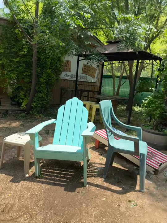 Bend Cafe - Outside seating and cabins - Cafes Near Me - Bend, Texas