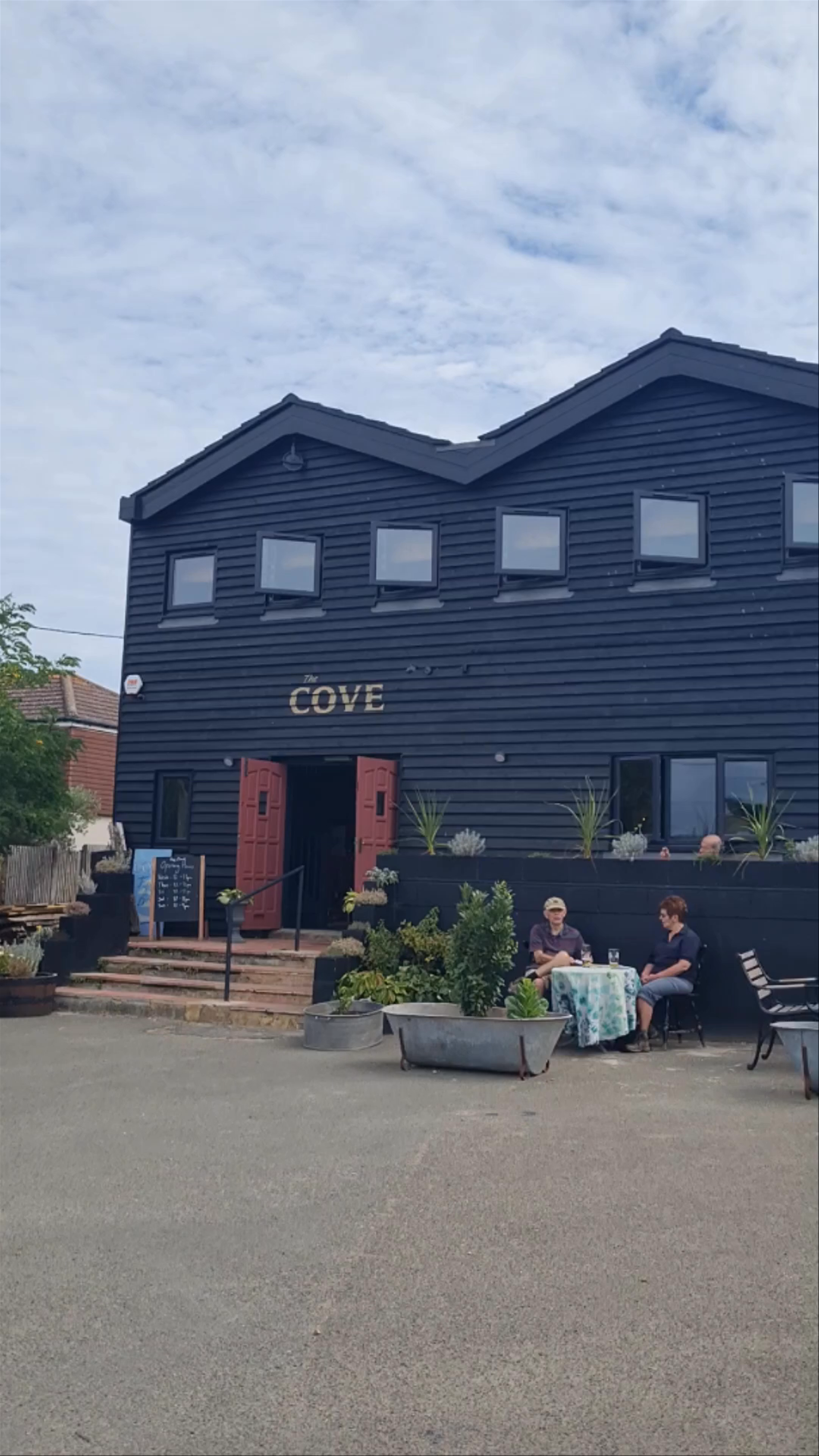 The Cove: A Cozy Coastal Retreat in Hastings, England