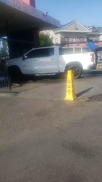 Beverly Car Wash - Entre 3 y haci quedo sucia  al final no quedo limpia  ya no regreso aqui - Car Wash Near Me - Montebello, California