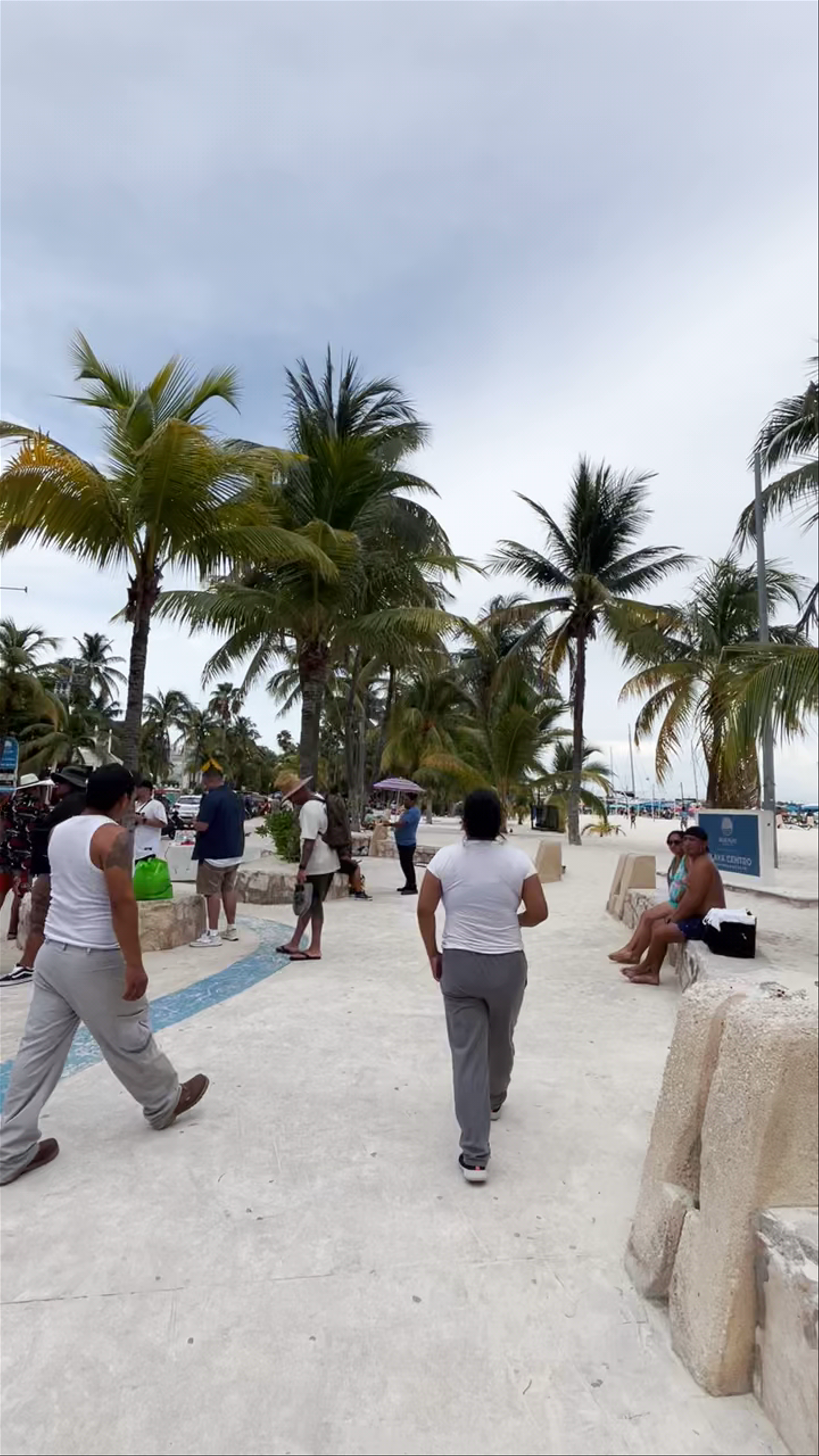 Playa Centro: Vibrant Beach Life in Isla Mujeres